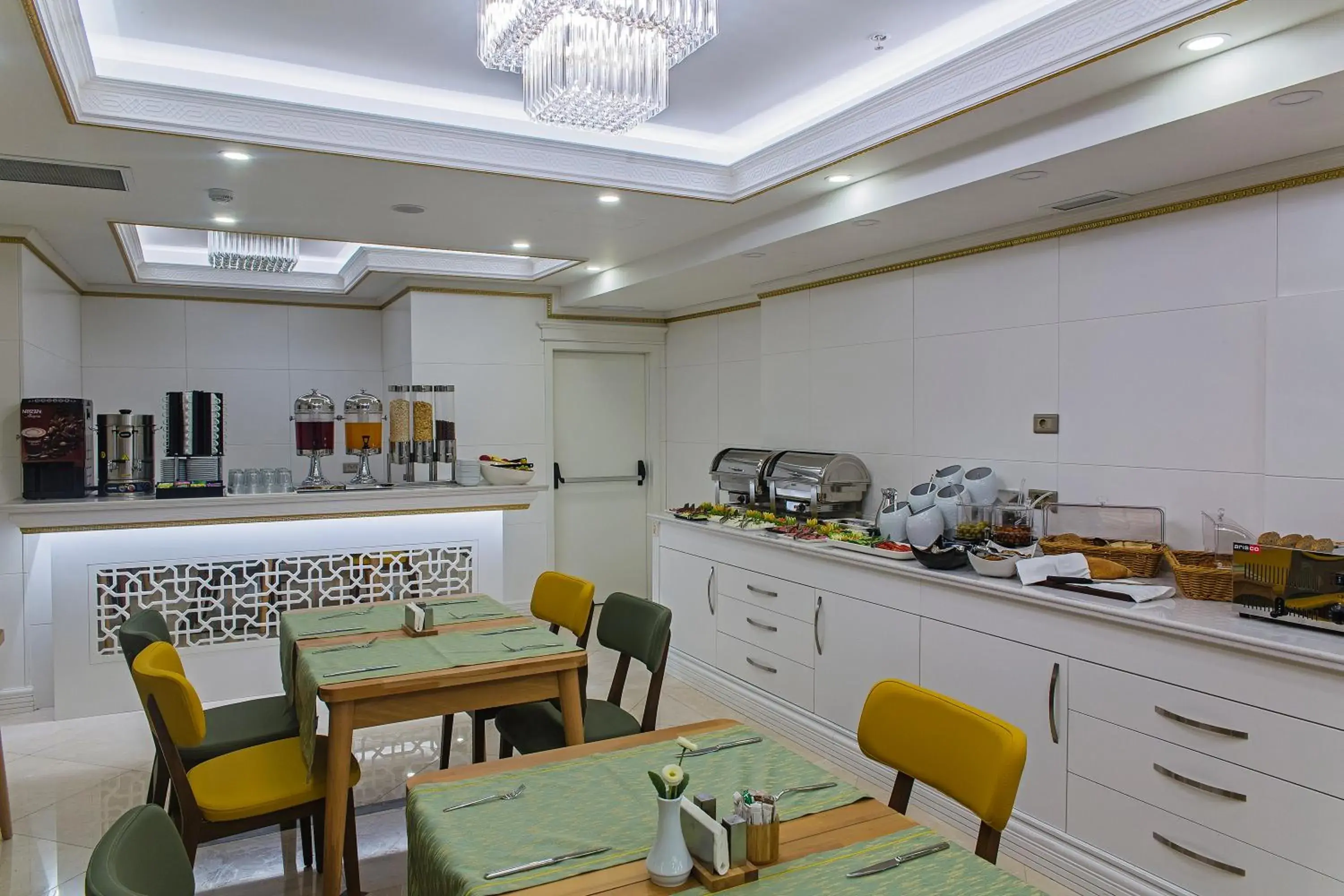 Restaurant/places to eat in Grand Naki Hotel Restaurant/places to eat in Grand Naki Hotel