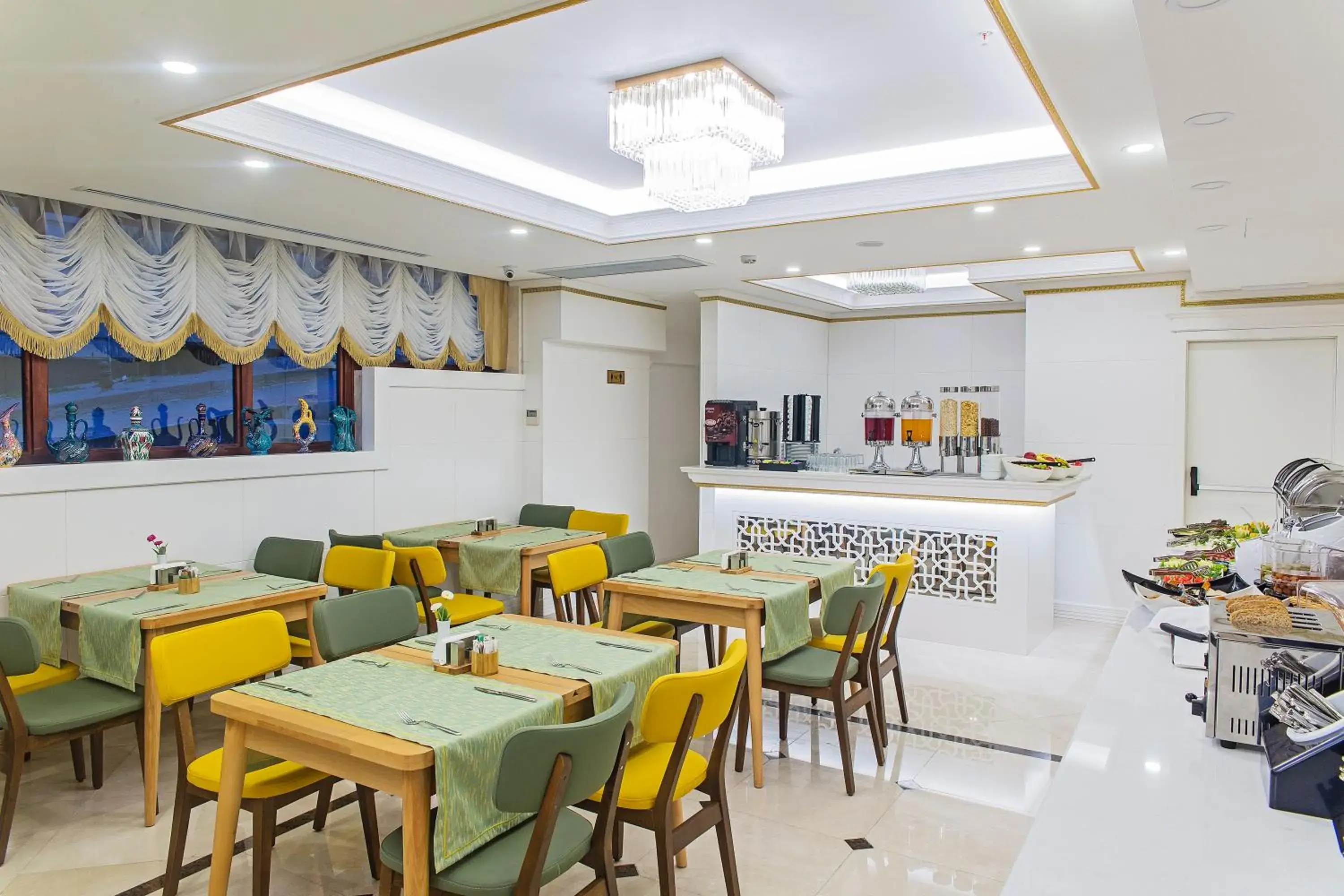 Restaurant/places to eat in Grand Naki Hotel Restaurant/places to eat in Grand Naki Hotel