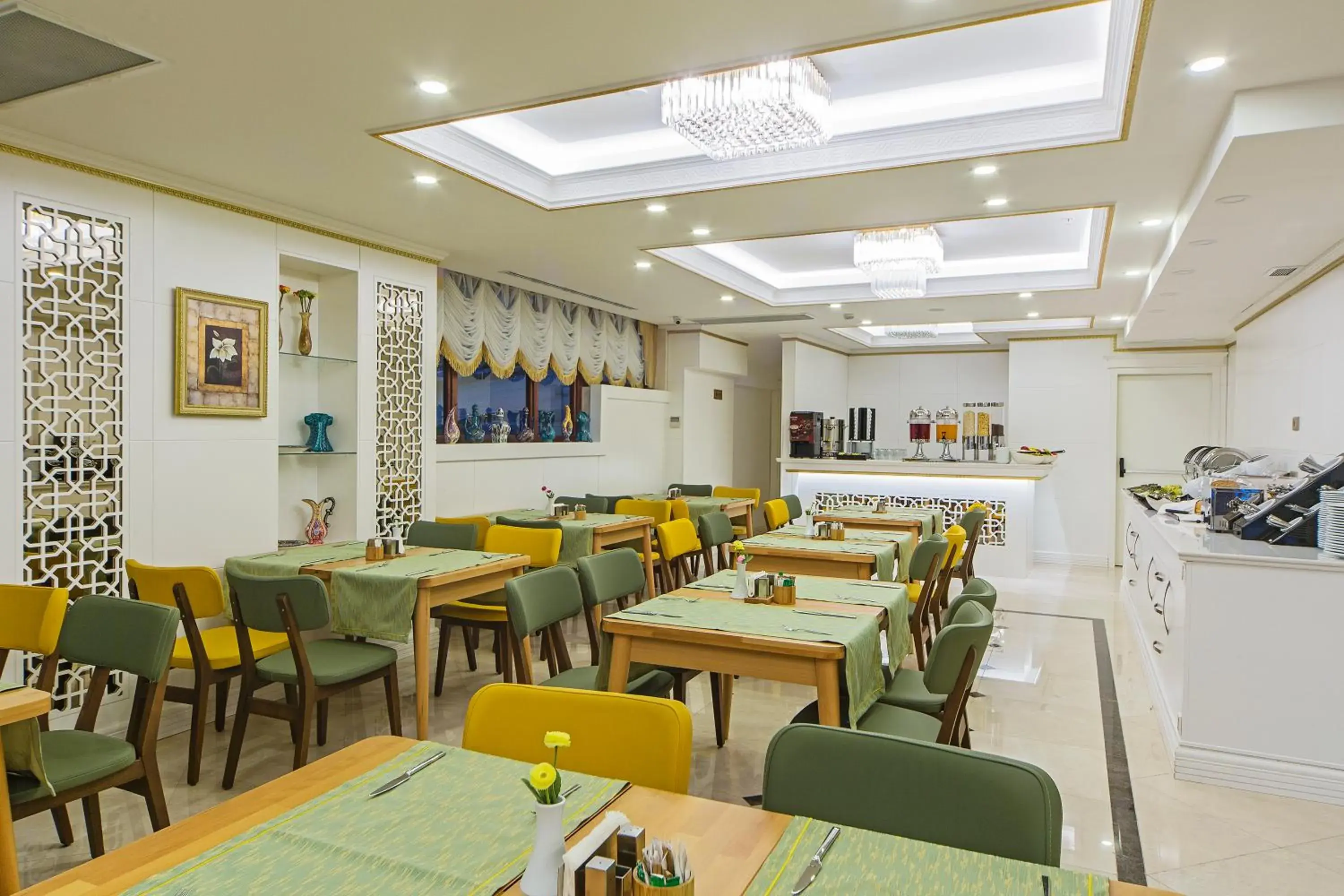 Restaurant/places to eat in Grand Naki Hotel Restaurant/places to eat in Grand Naki Hotel