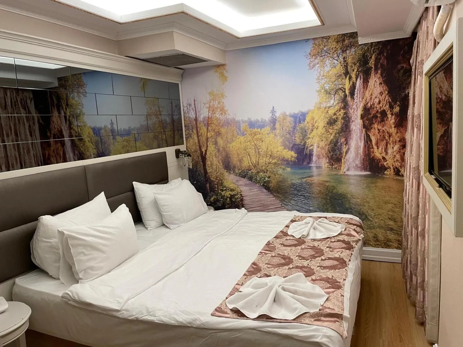 Bedroom, Bed in Grand Naki Hotel