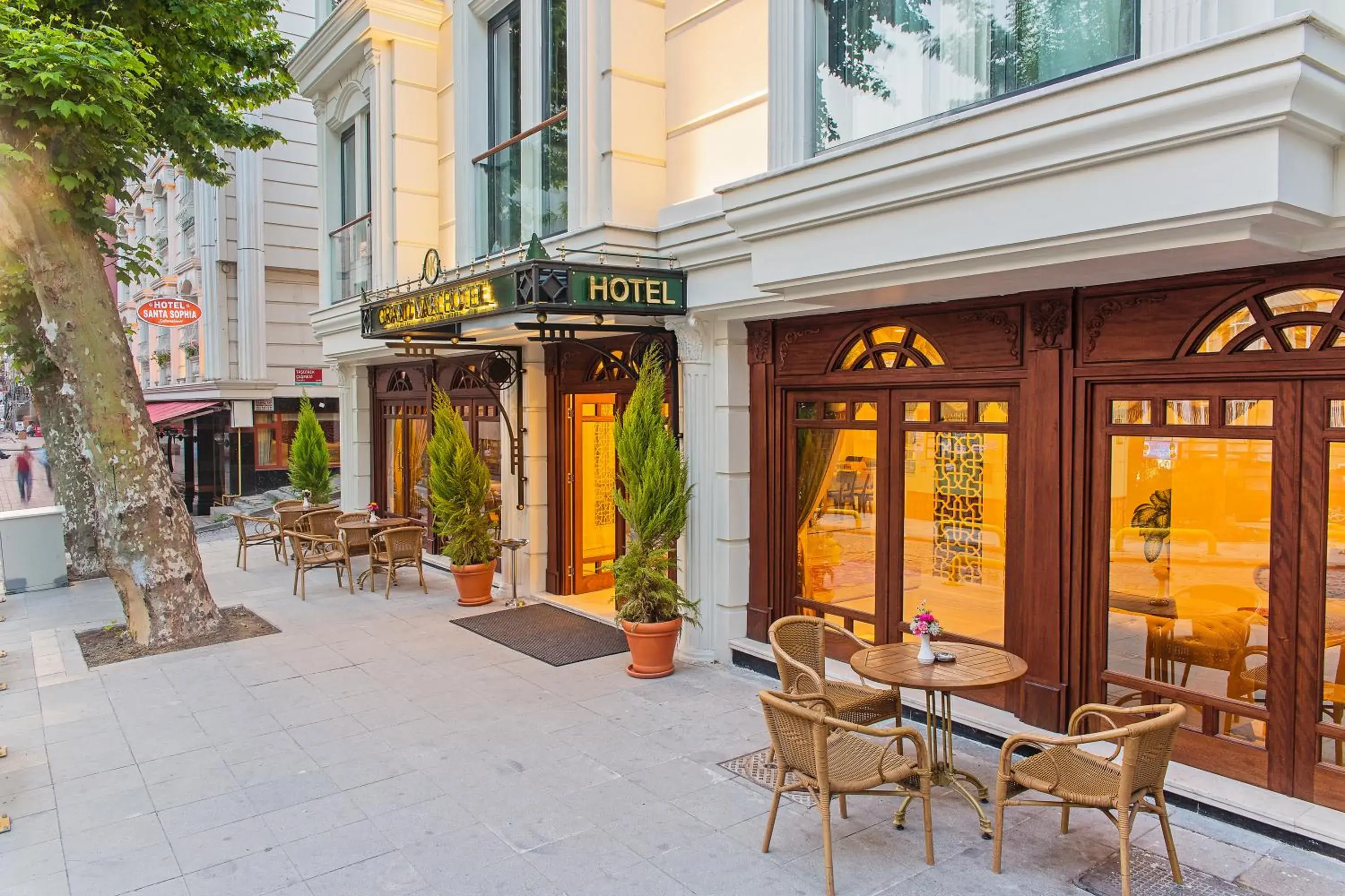 Facade/entrance in Grand Naki Hotel Facade/entrance in Grand Naki Hotel