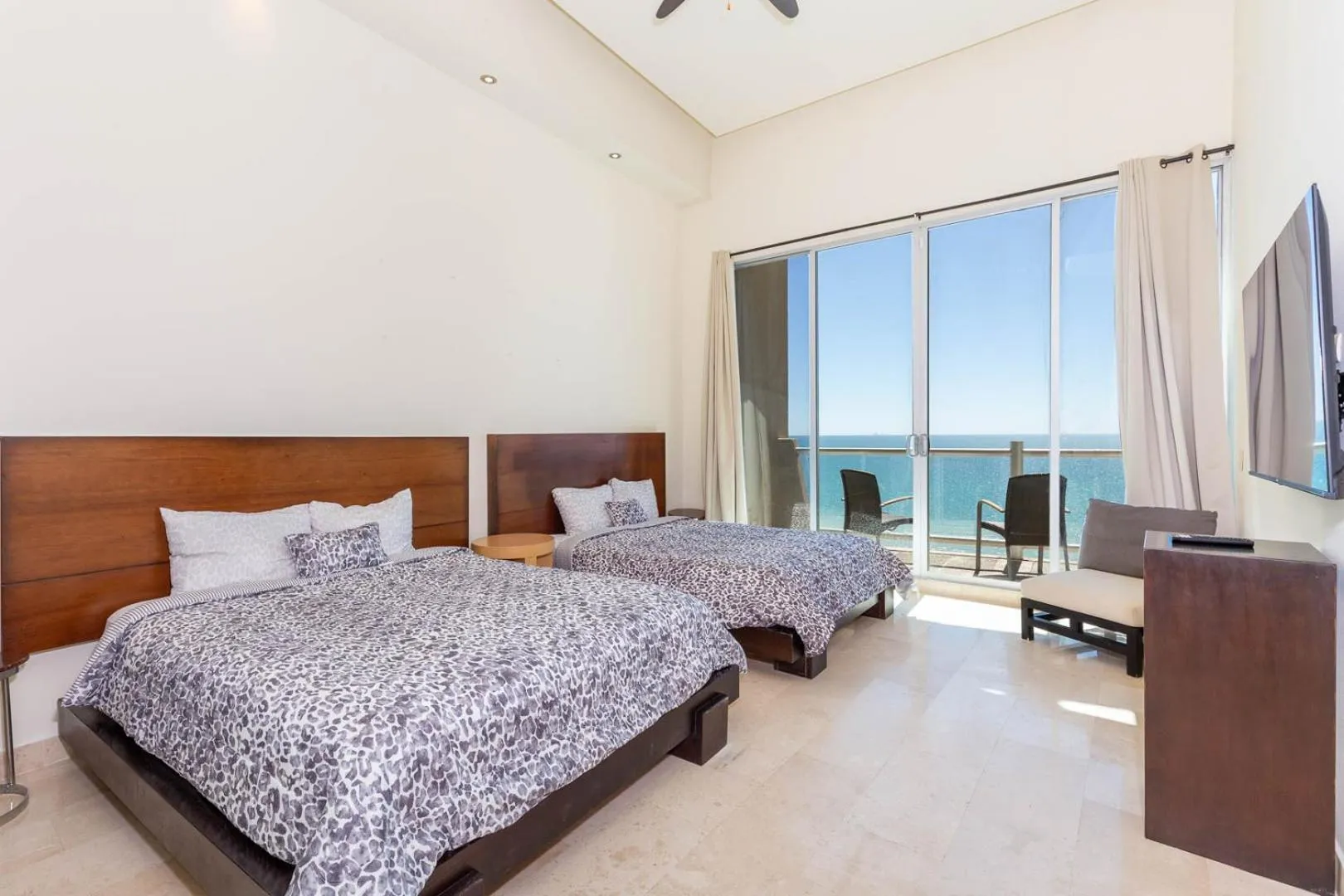 Photo of the whole room, Bed in Encanto Living Penthouse by Kivoya