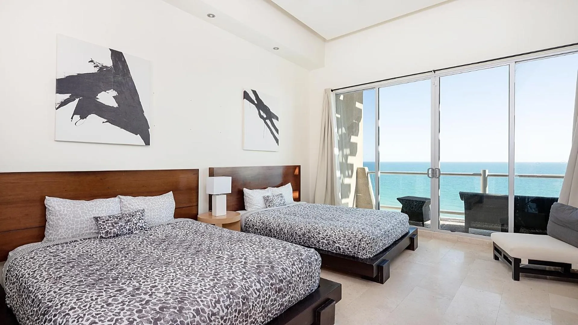 Photo of the whole room, Bed in Encanto Living Penthouse by Kivoya