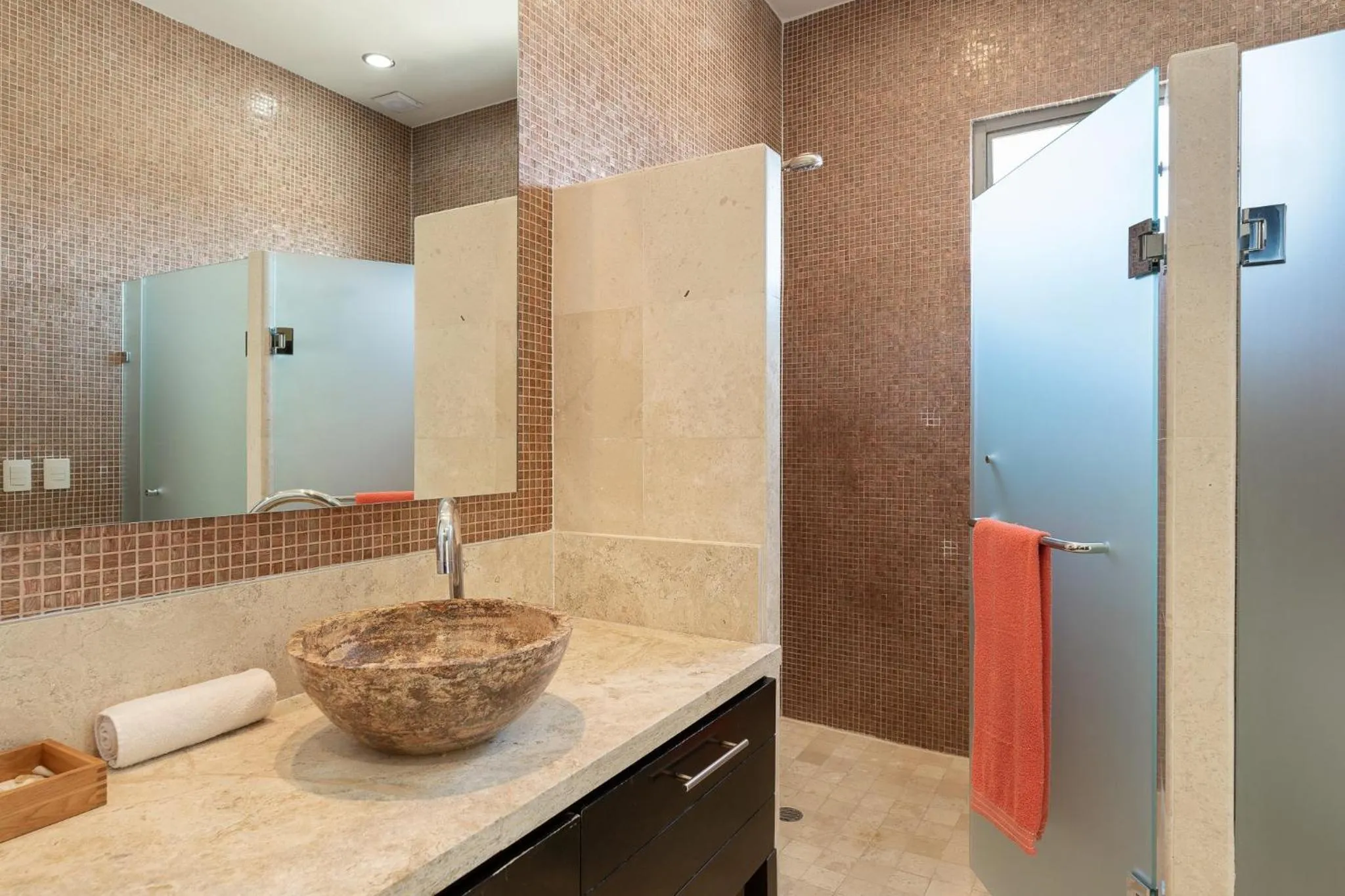 Bathroom in Encanto Living Penthouse by Kivoya