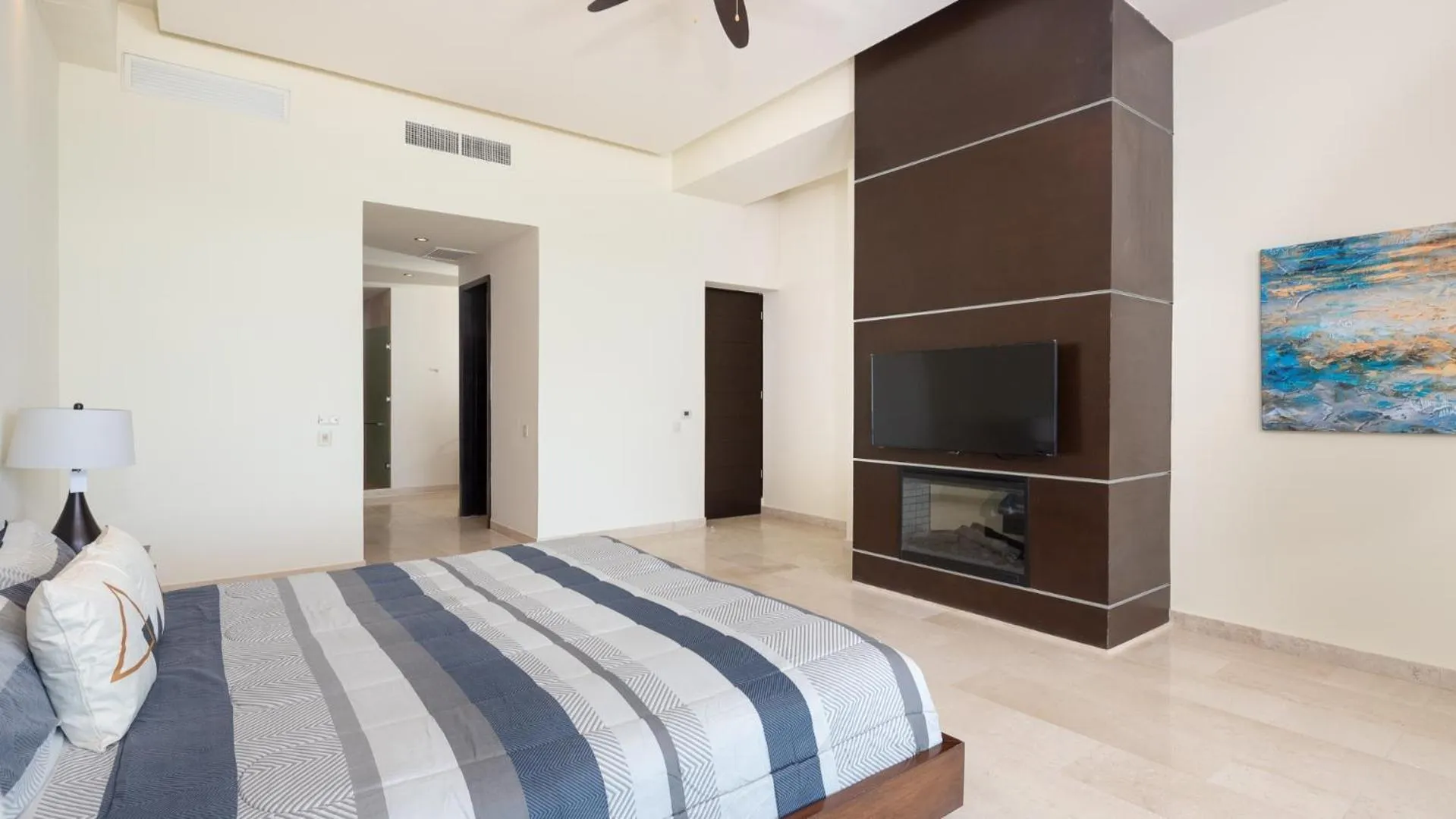 Bedroom, Bed in Encanto Living Penthouse by Kivoya