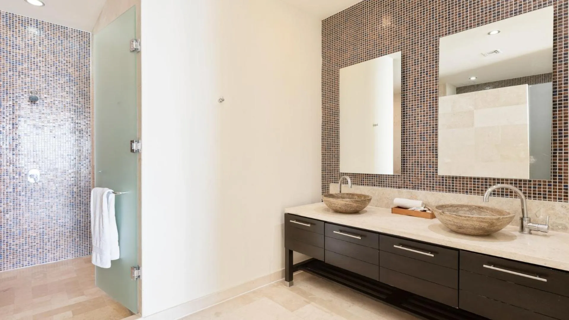 Bathroom in Encanto Living Penthouse by Kivoya