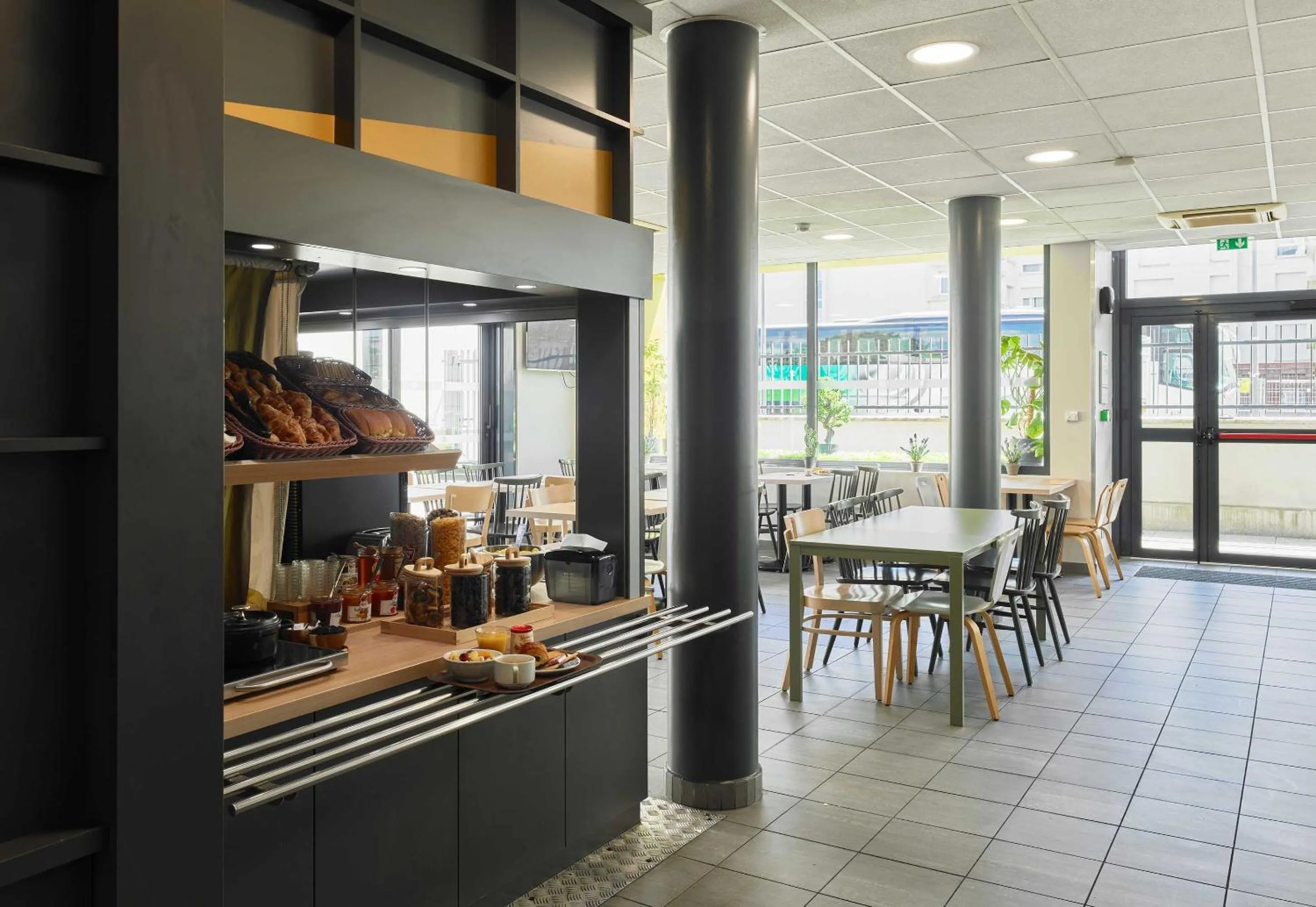 Restaurant/places to eat in B&B HOTEL Paris Est Bobigny Université