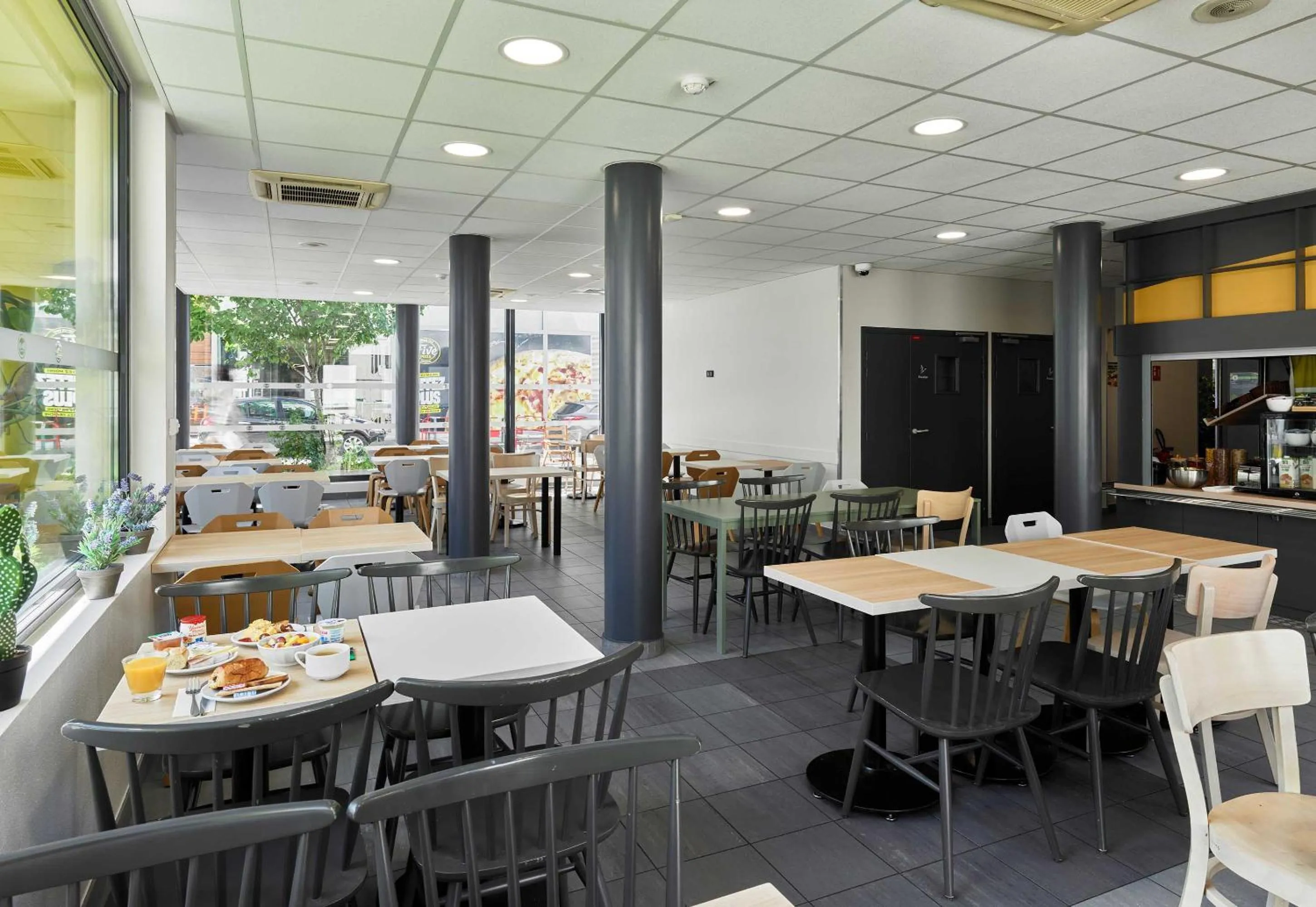 Restaurant/places to eat in B&B HOTEL Paris Est Bobigny Université