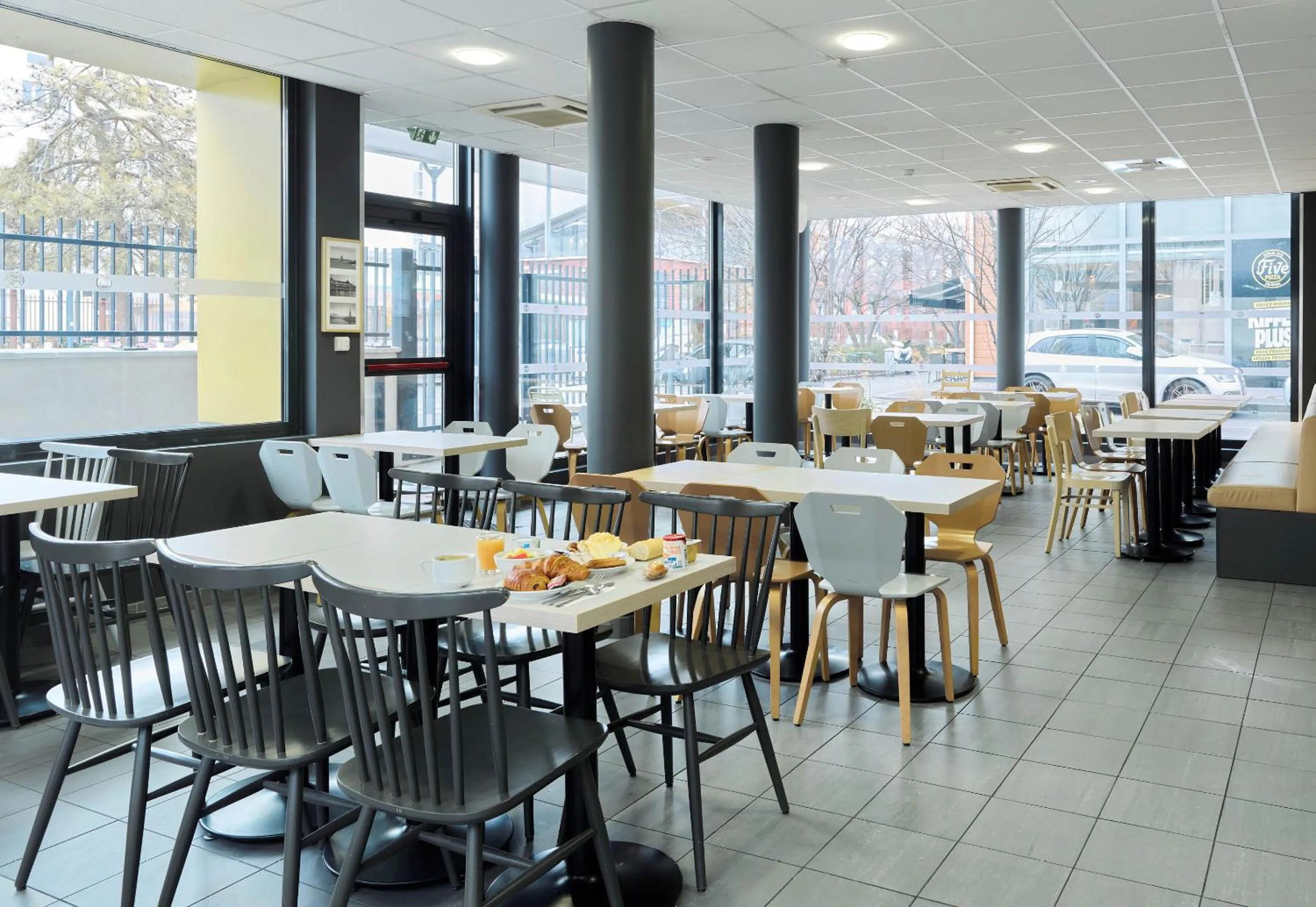 Restaurant/places to eat in B&B HOTEL Paris Est Bobigny Université