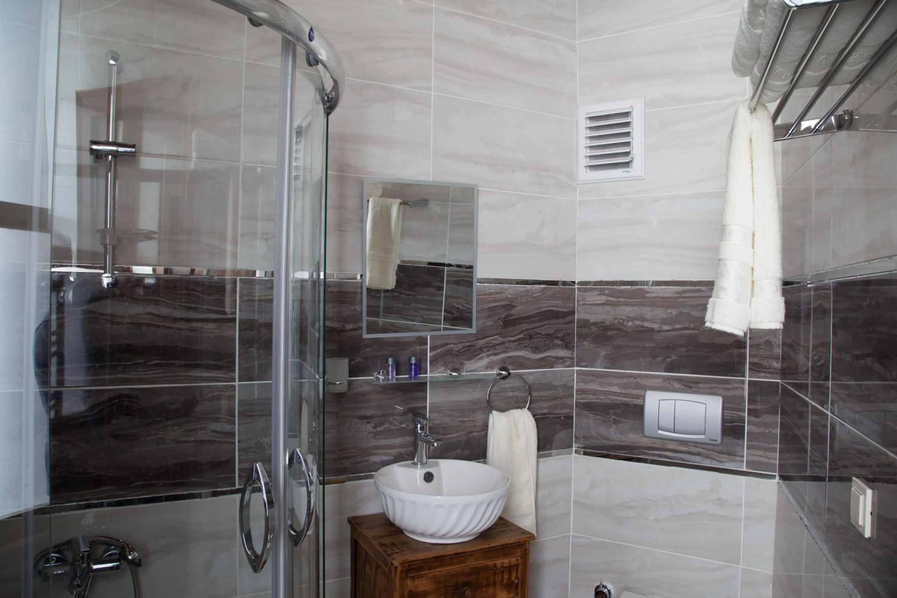 Shower in Lal Hotel Bursa