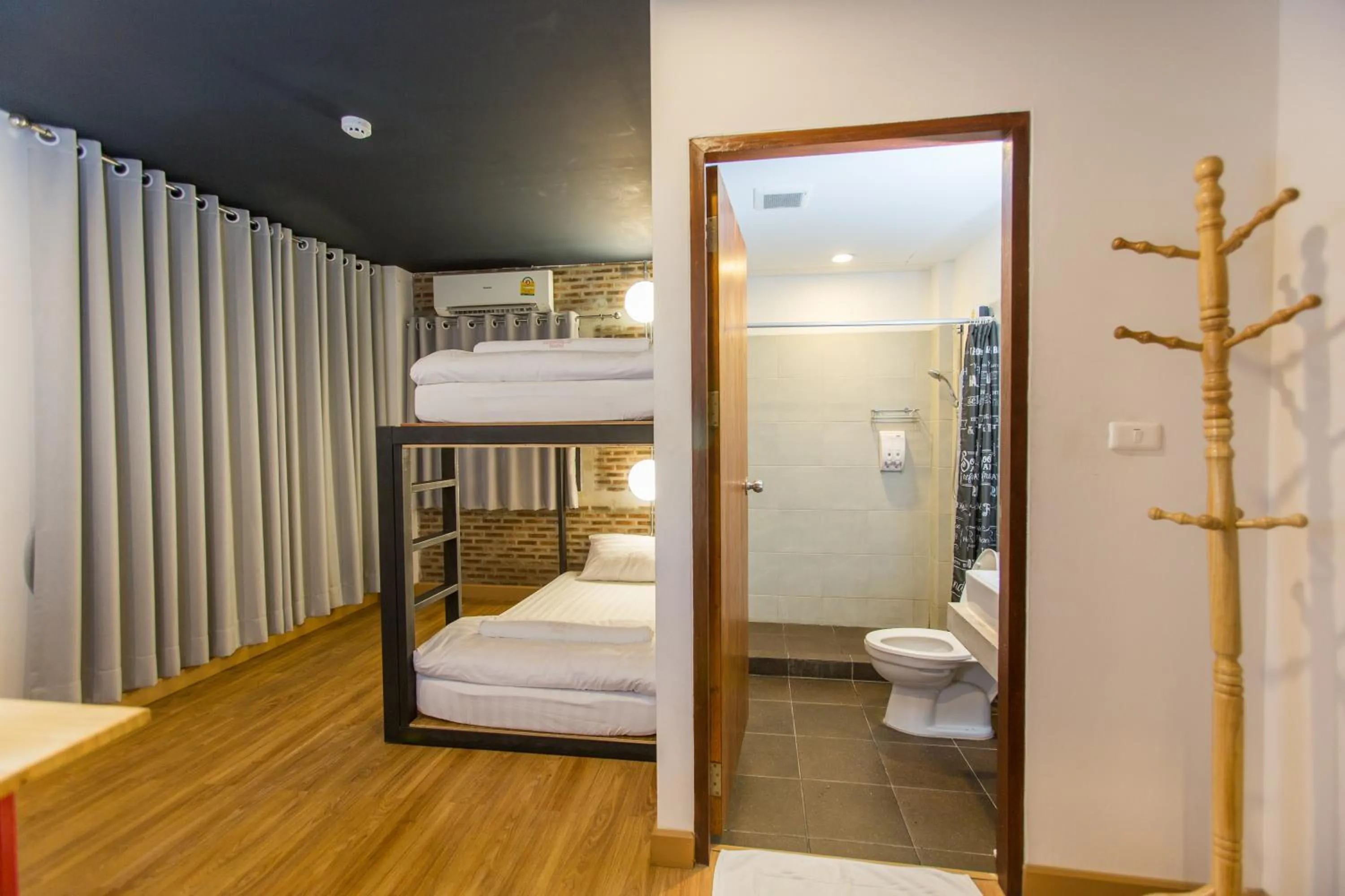 Shower in Give Me 5 Hostel