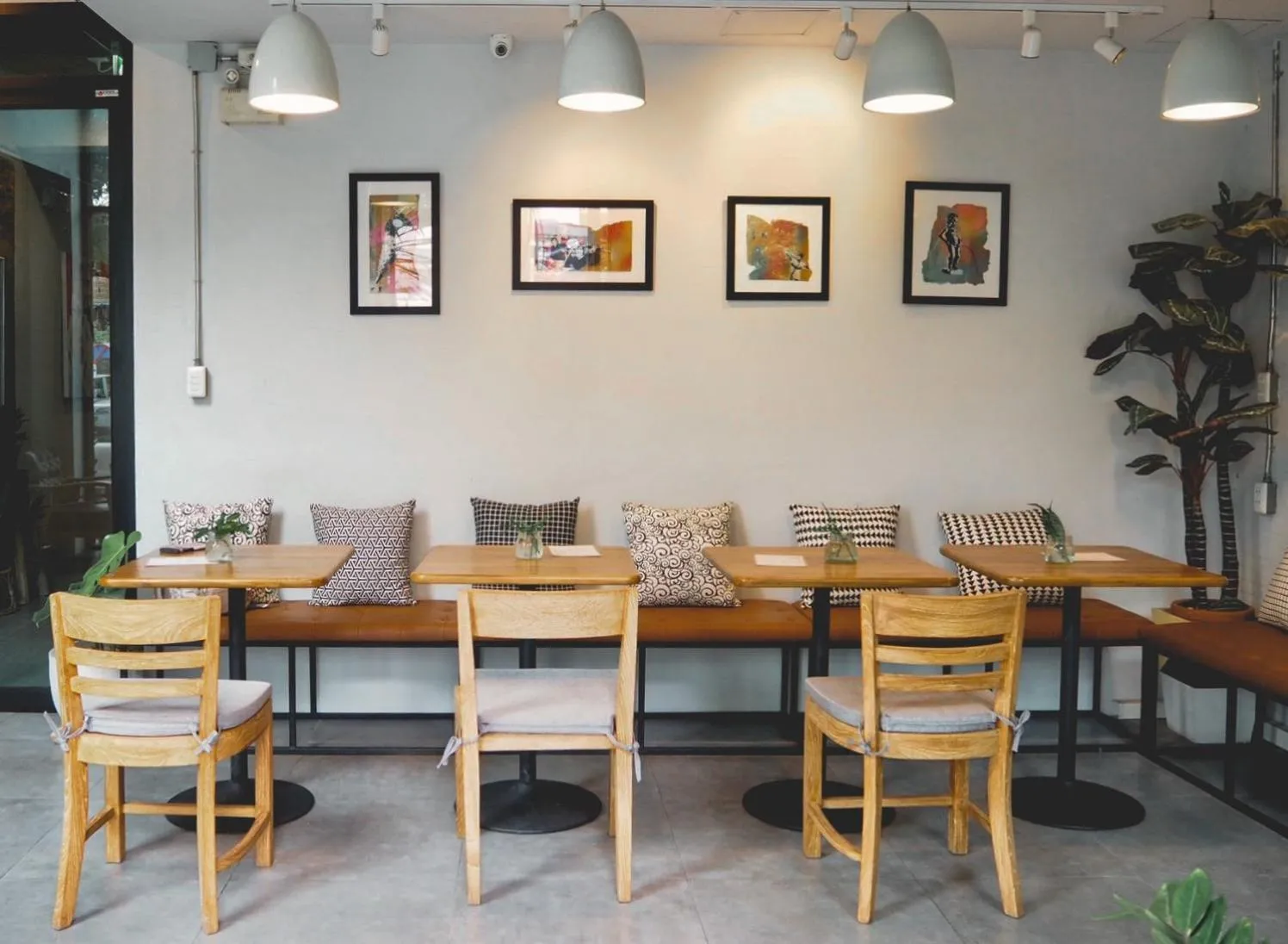 Restaurant/places to eat in Give Me 5 Hostel