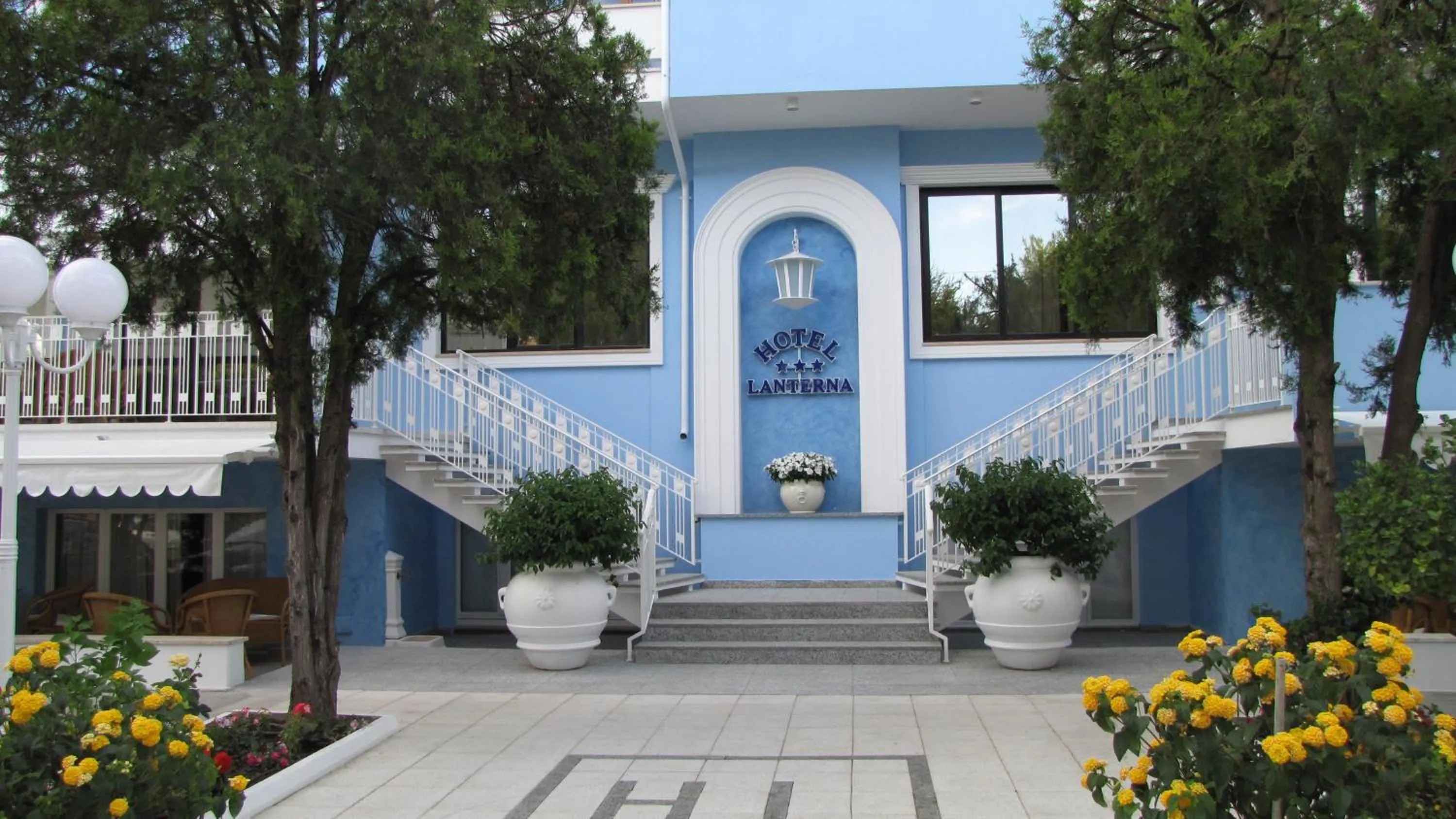 Facade/entrance in Hotel Lanterna