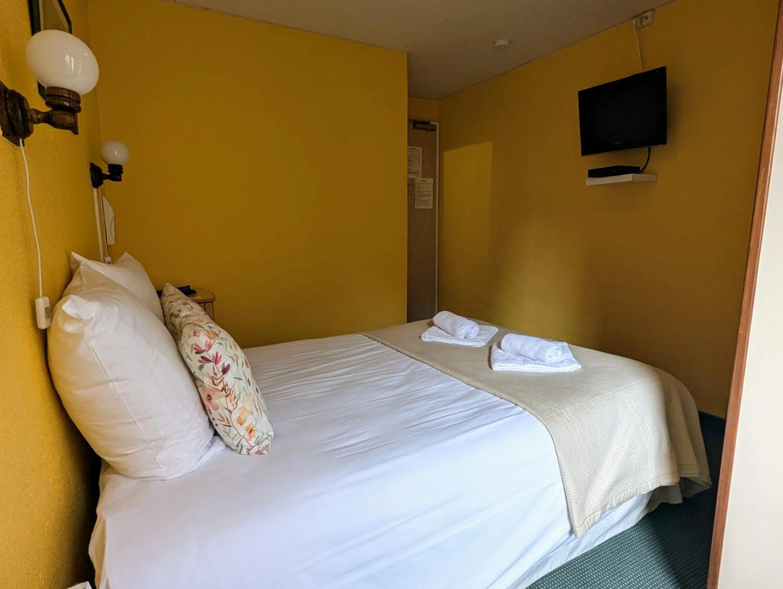 Photo of the whole room, Bed in L'Aiguebelle