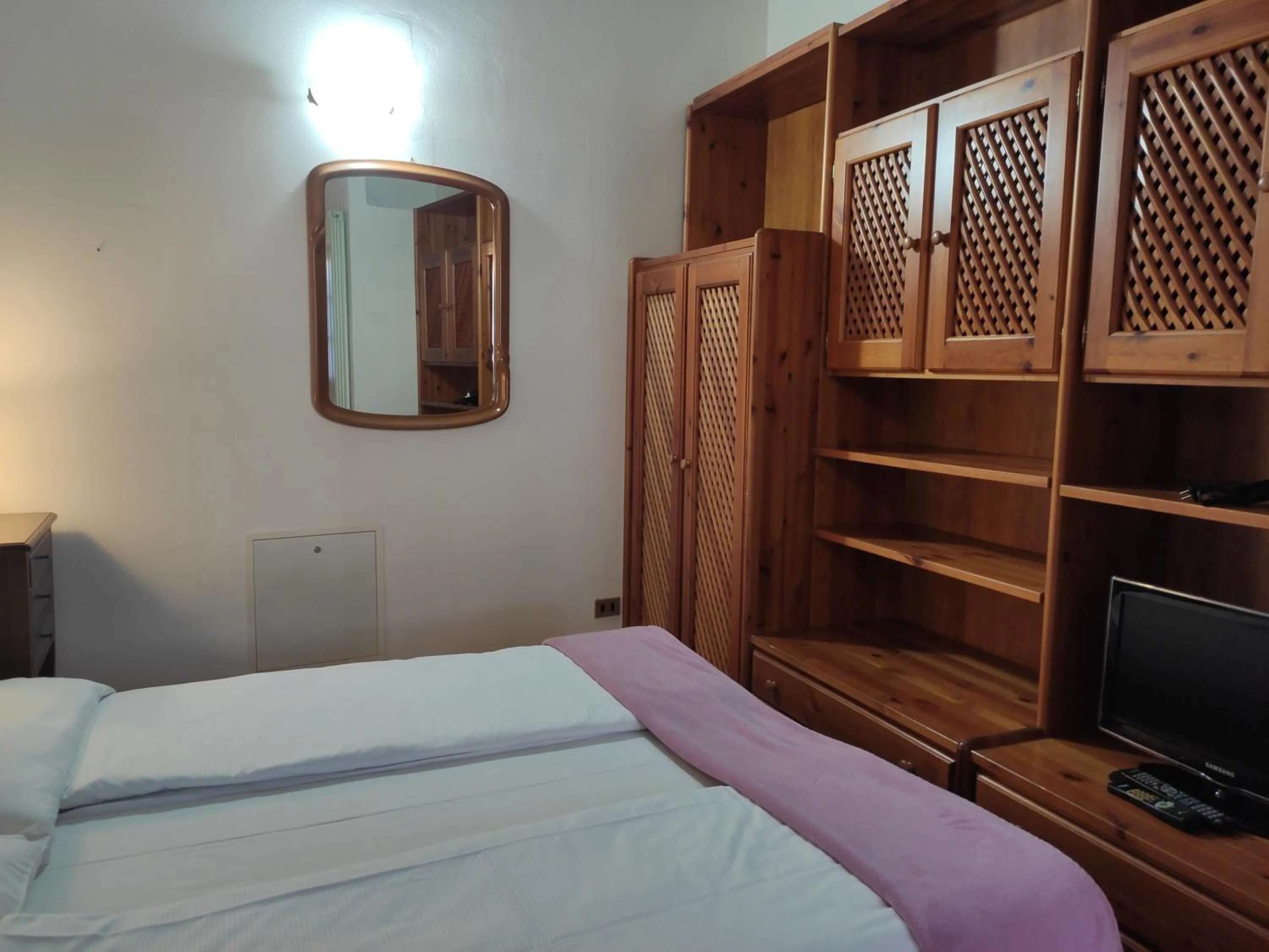 wardrobe, Bed in Casa Cannobio