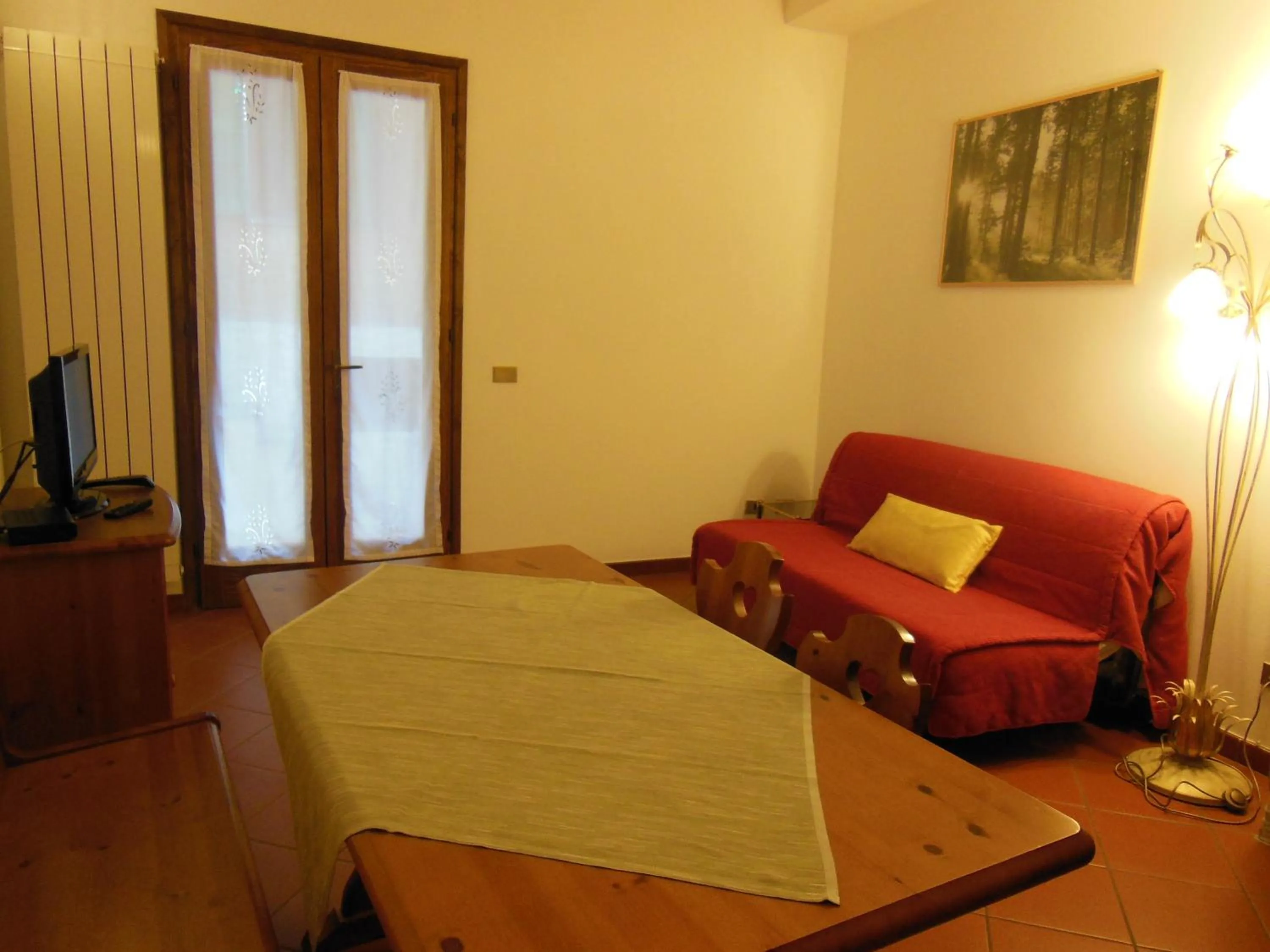 Living room, Bed in Casa Cannobio