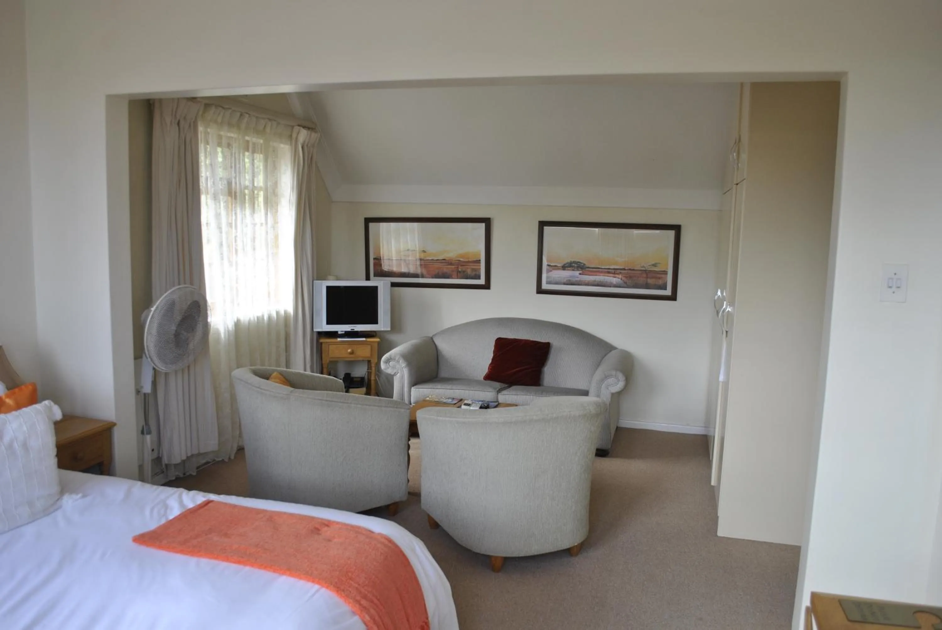 Living room, Bed in Cotswold House