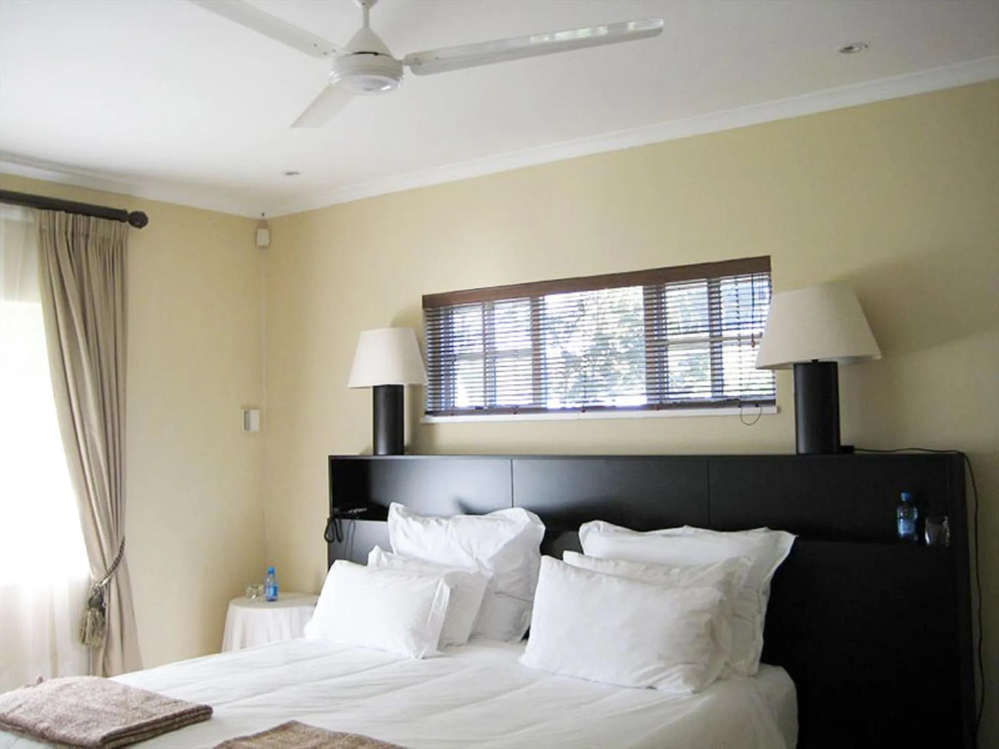 Bedroom, Bed in Cotswold House