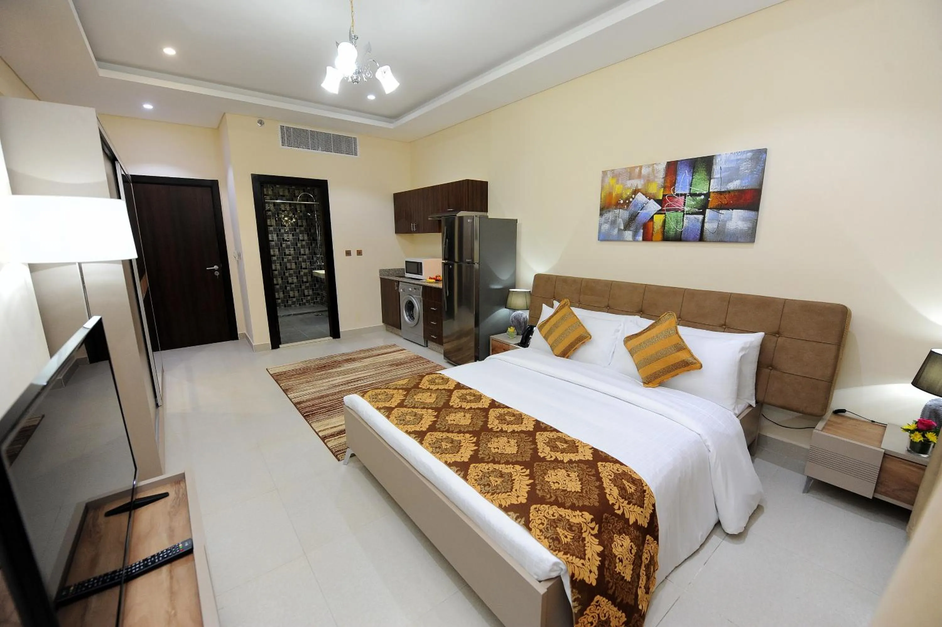 Kitchen or kitchenette, Bed in Al Mansour Park Inn Hotel&Apartment