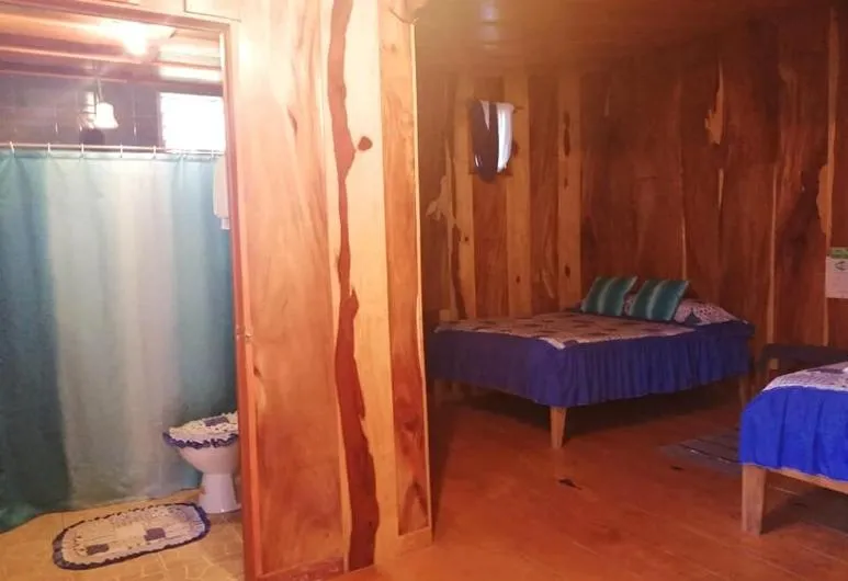 Property building, Bed in Pensión y Cabinas Colibrí B&B Costa Rica