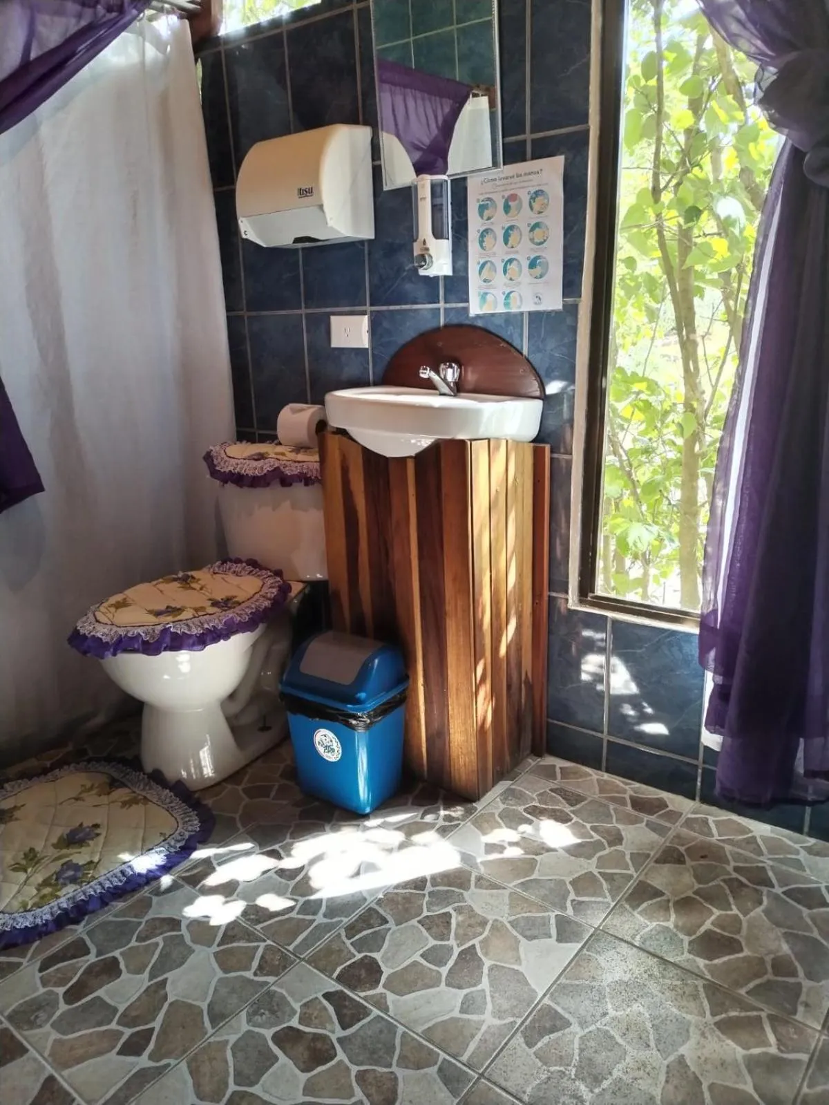 Bathroom in Pensión y Cabinas Colibrí B&B Costa Rica