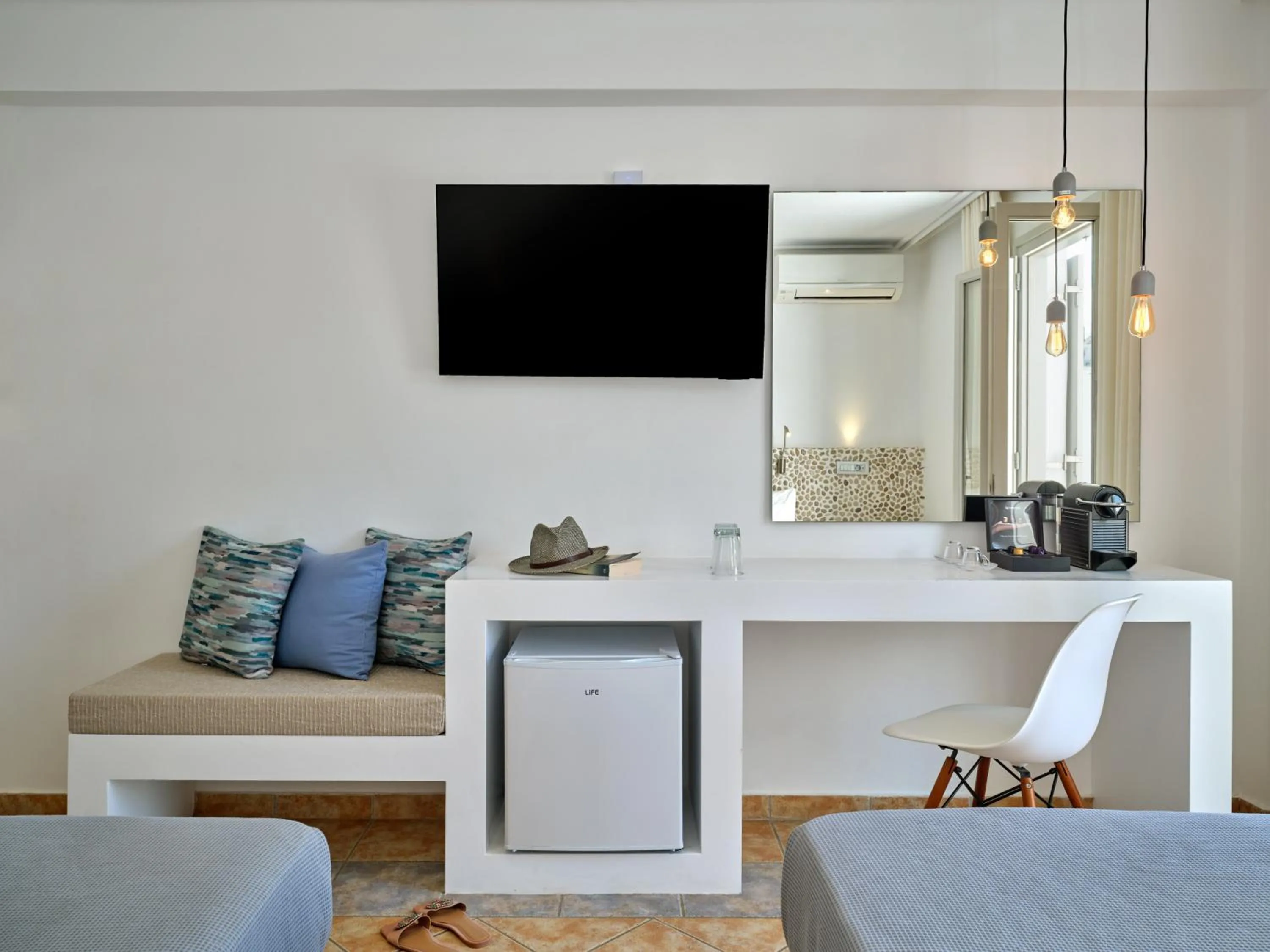 TV and multimedia in Kanale's Rooms & Suites