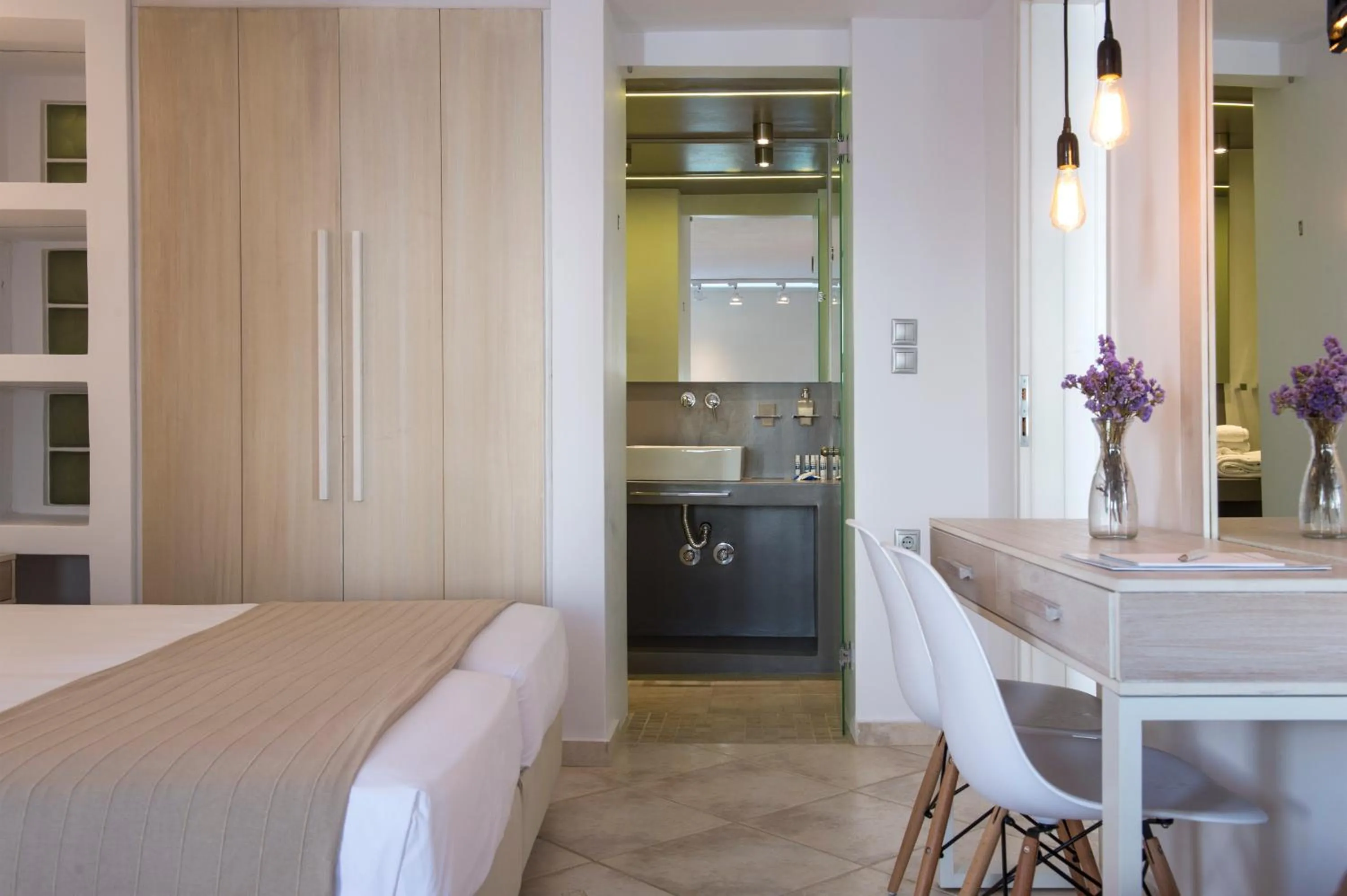 Toilet, Bed in Kanale's Rooms & Suites