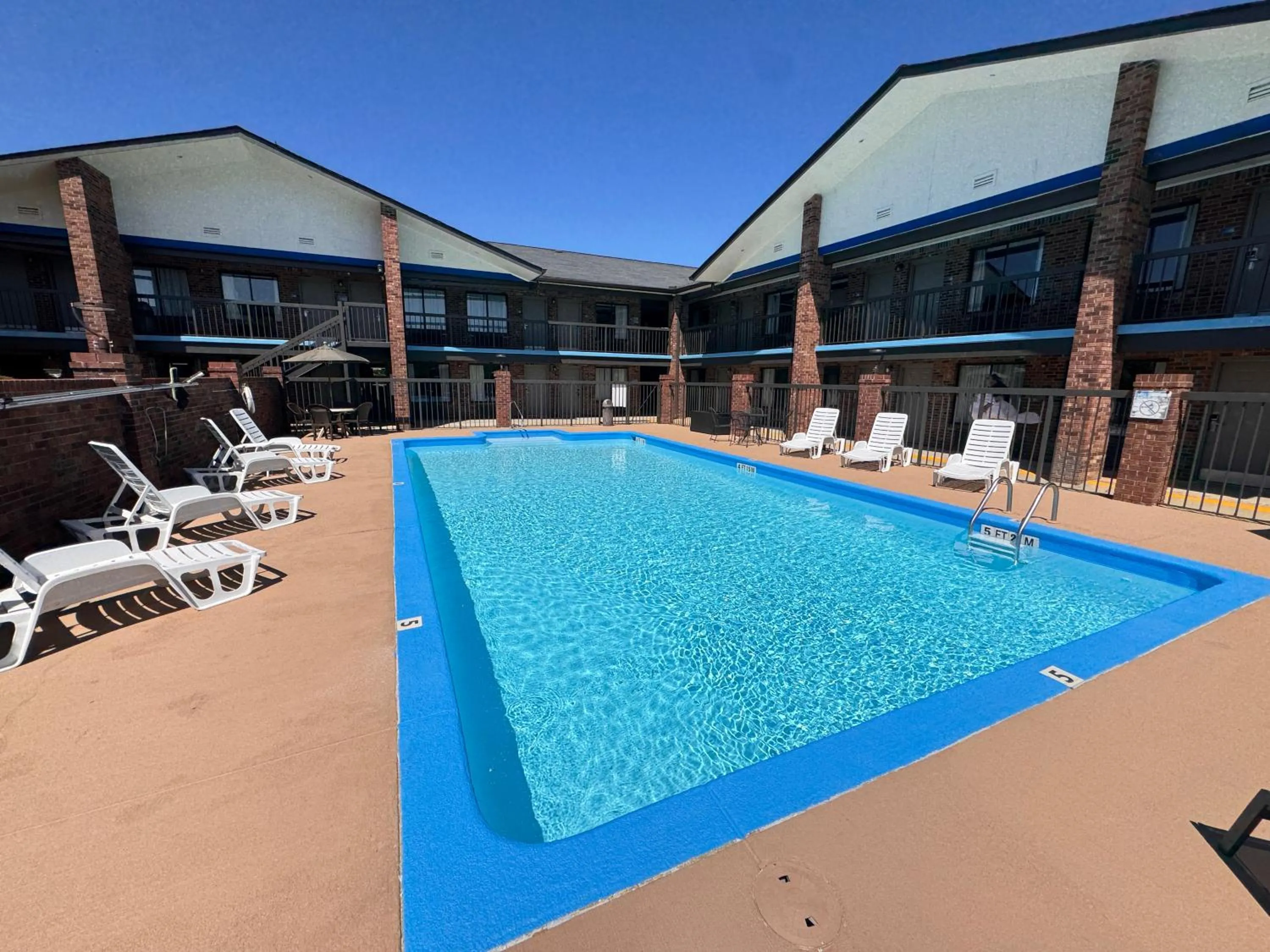 Swimming pool in Days Inn by Wyndham Clanton AL