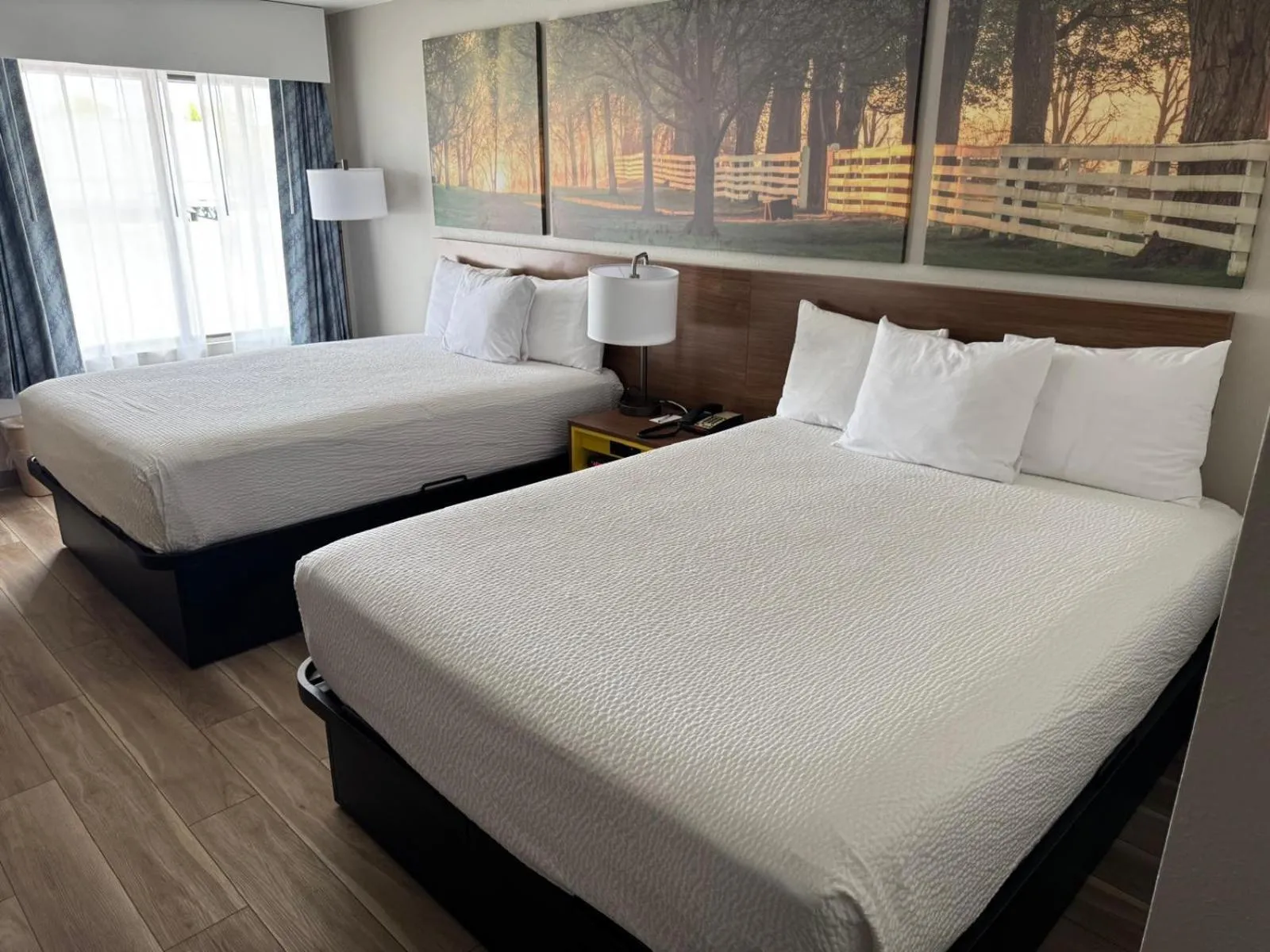 Photo of the whole room, Bed in Days Inn by Wyndham Clanton AL