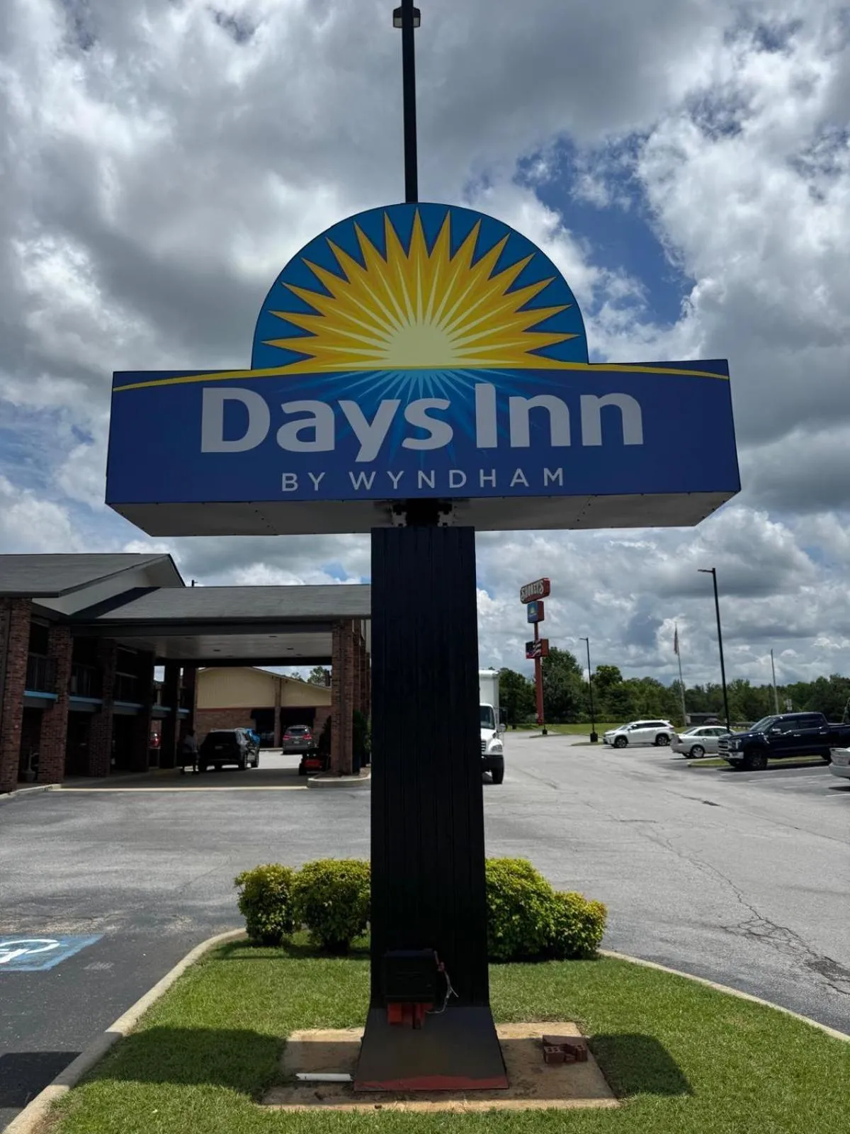 Facade/entrance in Days Inn by Wyndham Clanton AL