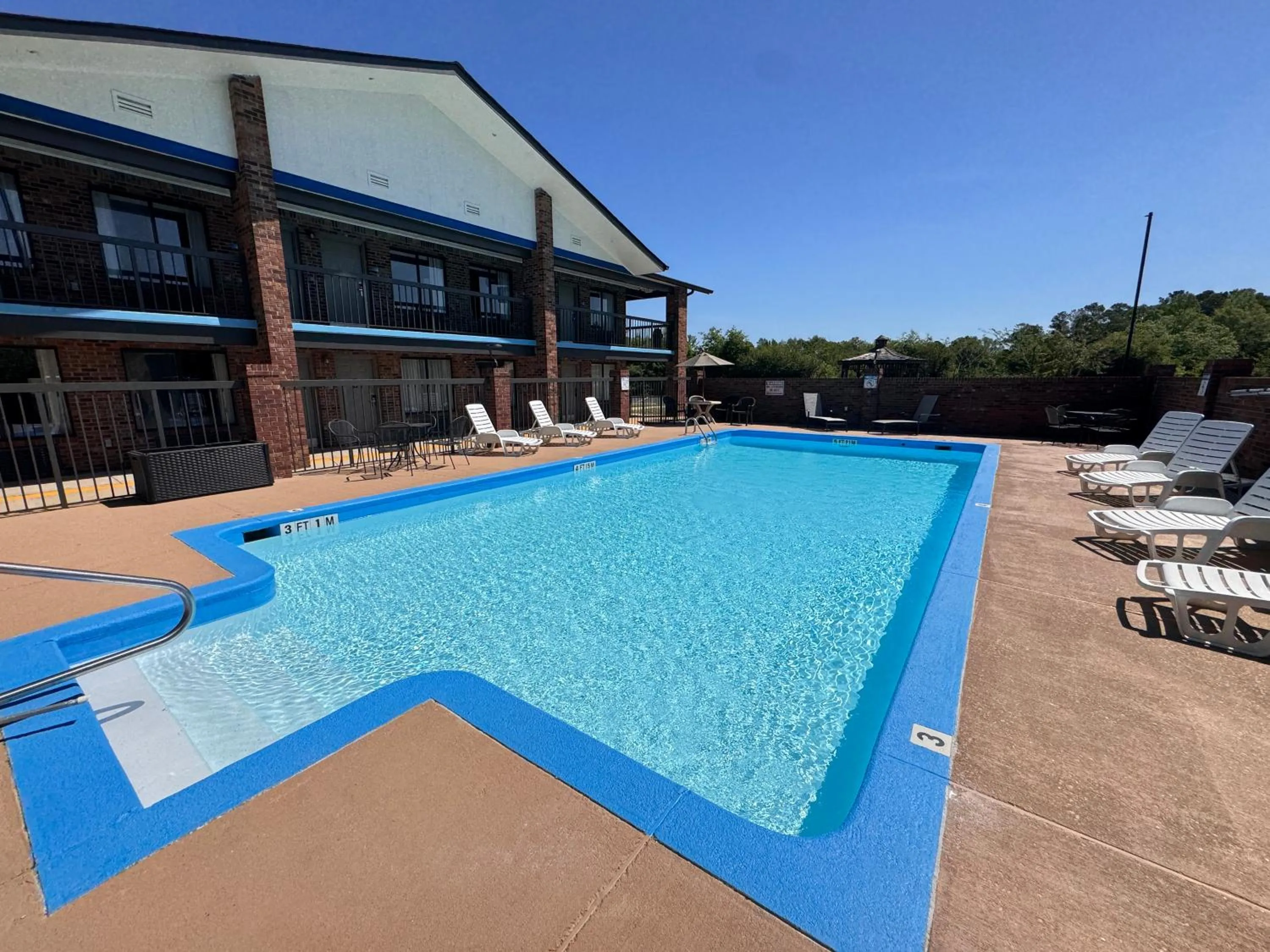 Swimming pool in Days Inn by Wyndham Clanton AL