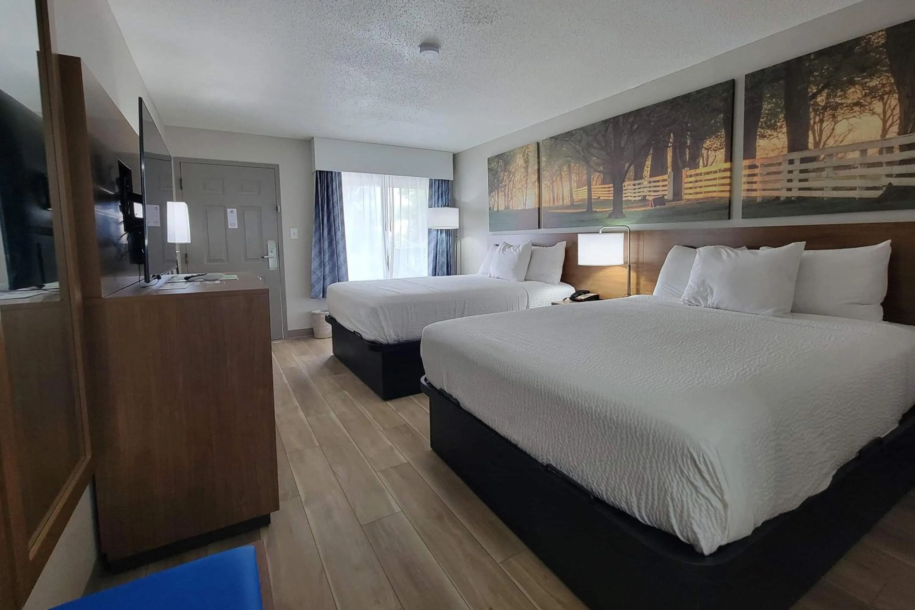Photo of the whole room, Bed in Days Inn by Wyndham Clanton AL