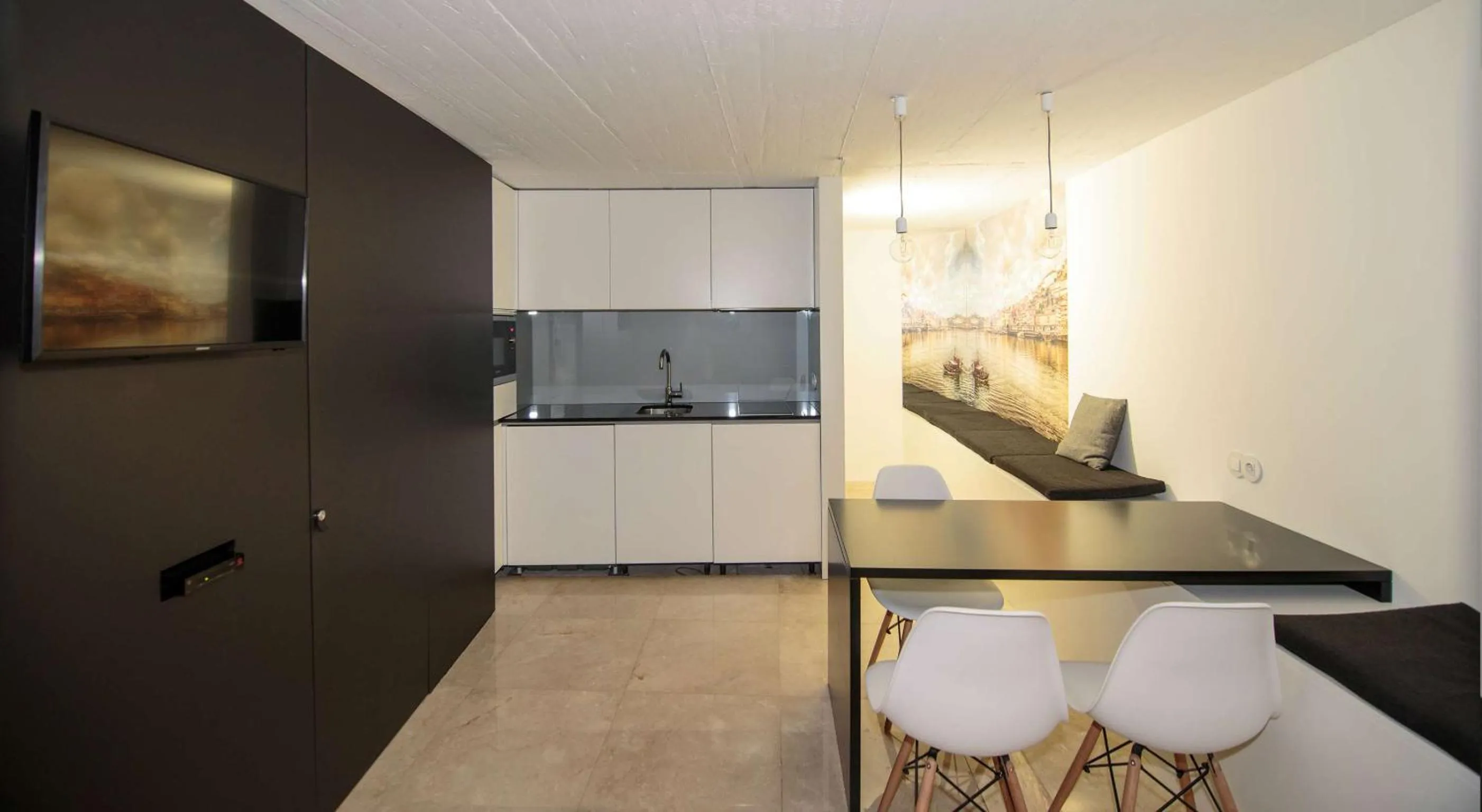 Kitchen or kitchenette in Cathedral Design Apartments