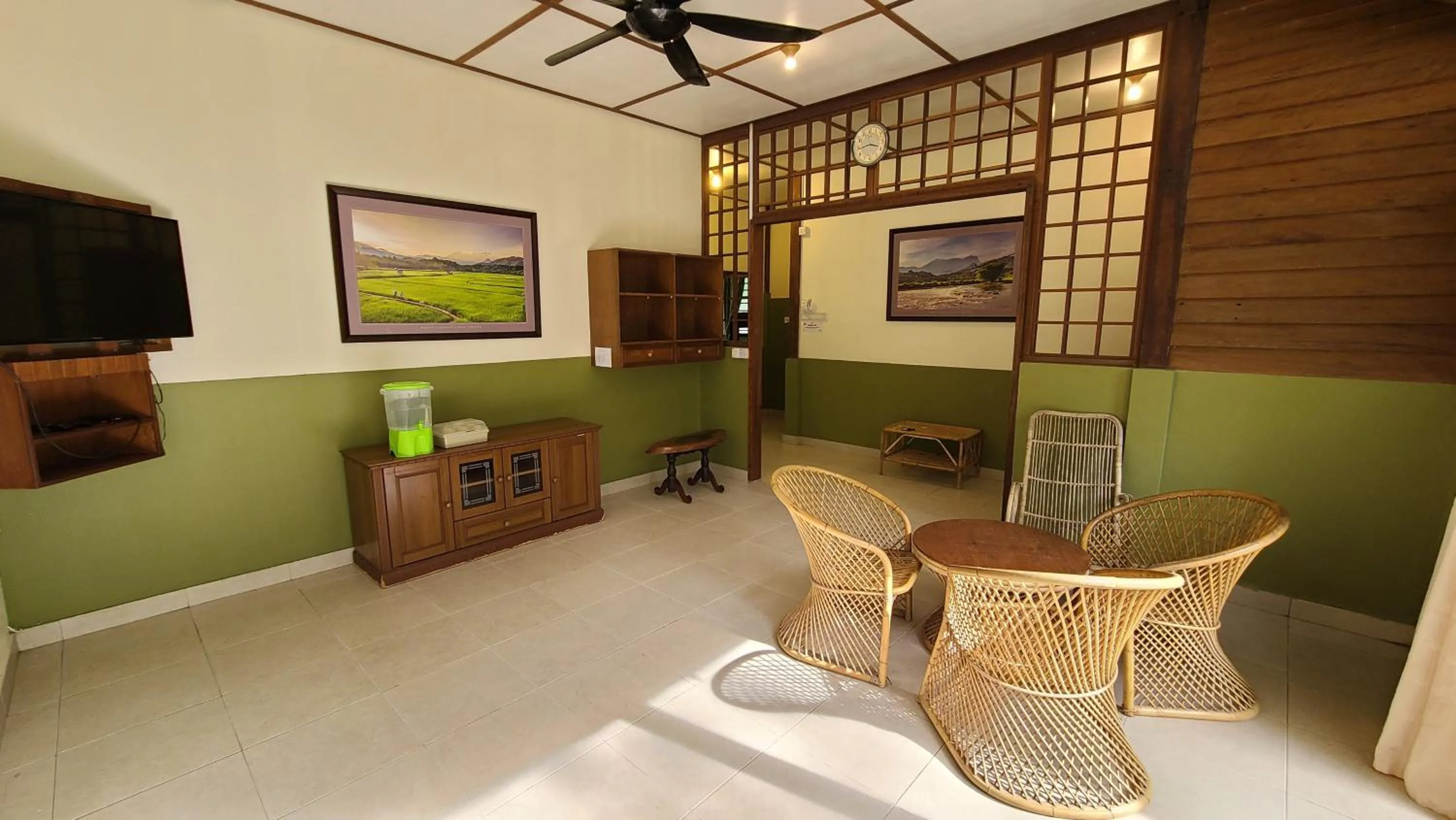 Communal lounge/ TV room in Sepilok B&B