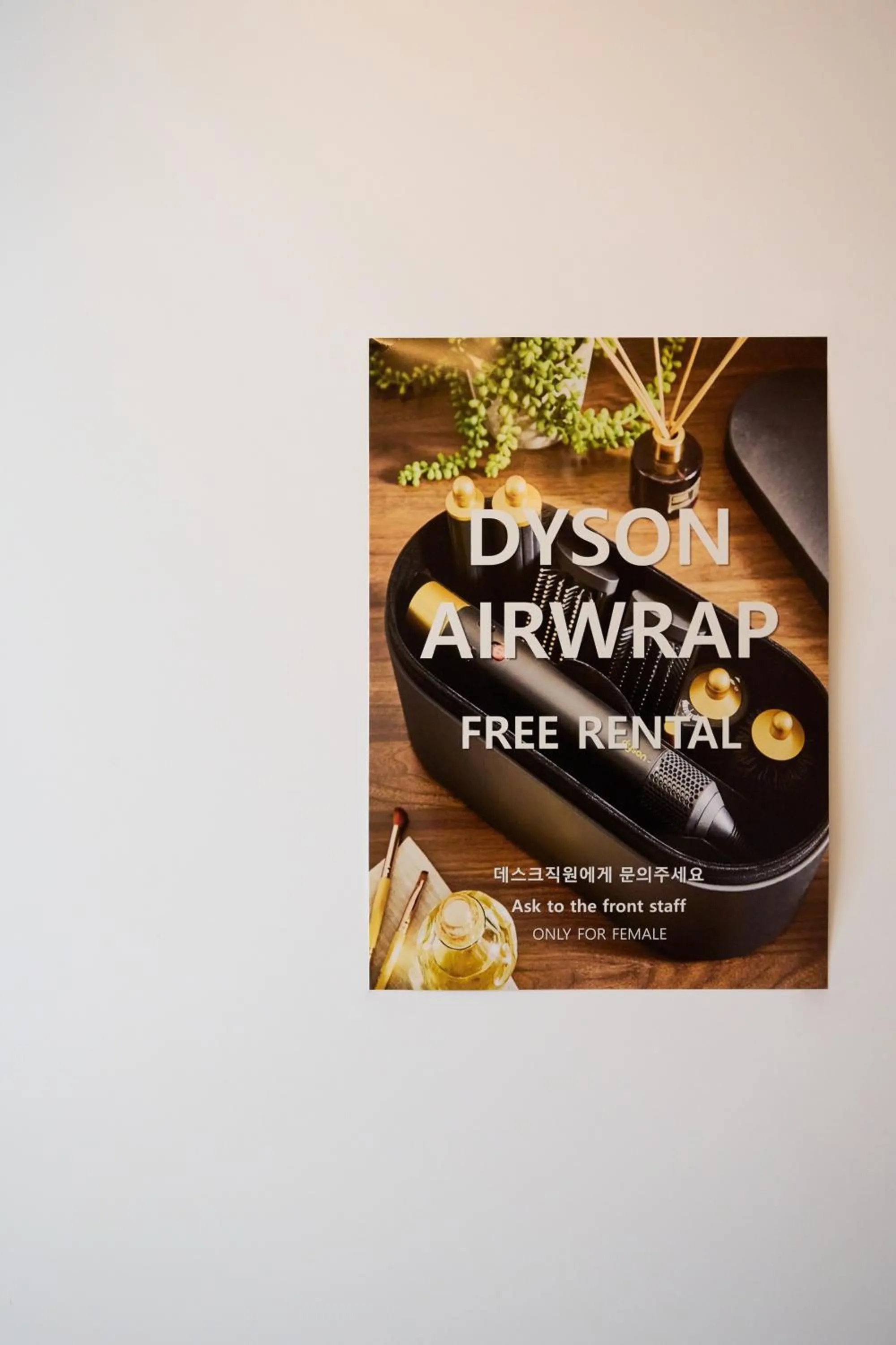 Text overlay in Canvas Hostel