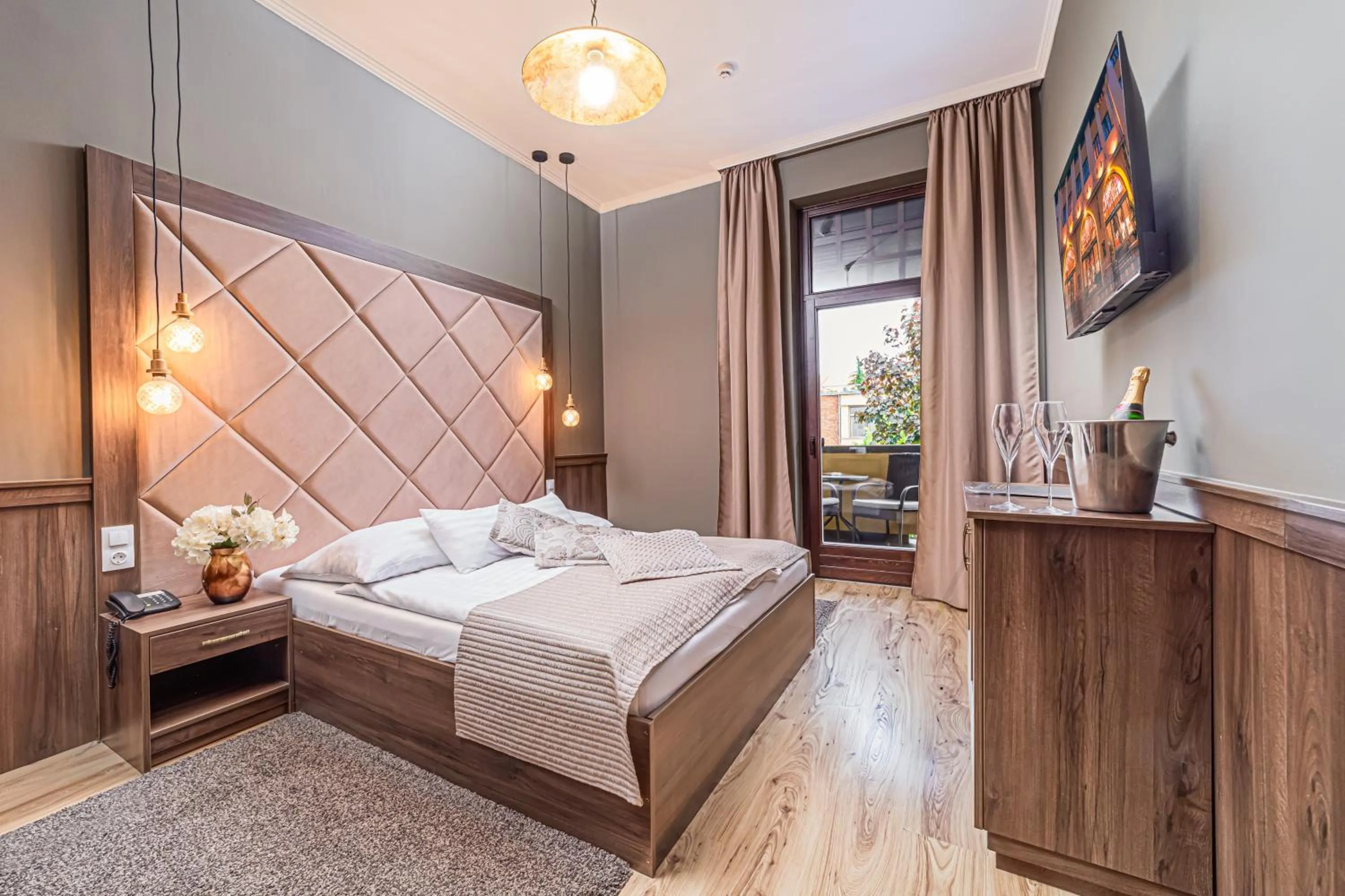 Bedroom, Bed in Komló Hotel Gyula