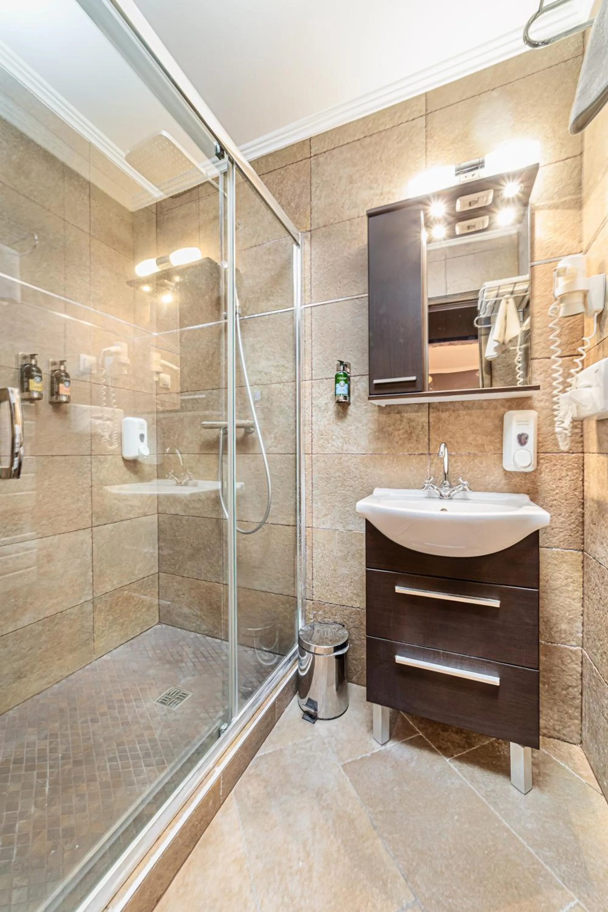 Bathroom in Komló Hotel Gyula