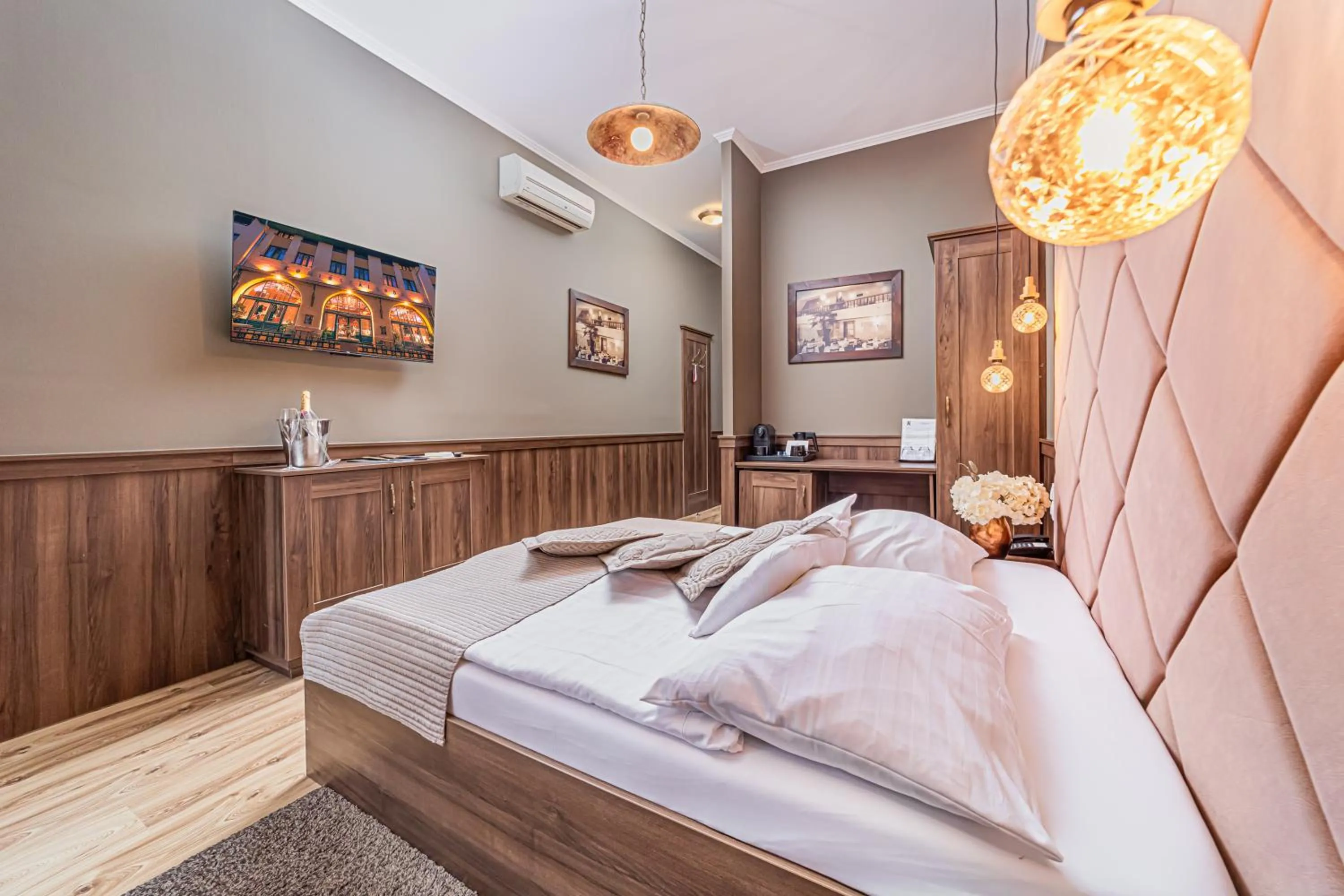 Bedroom, Bed in Komló Hotel Gyula