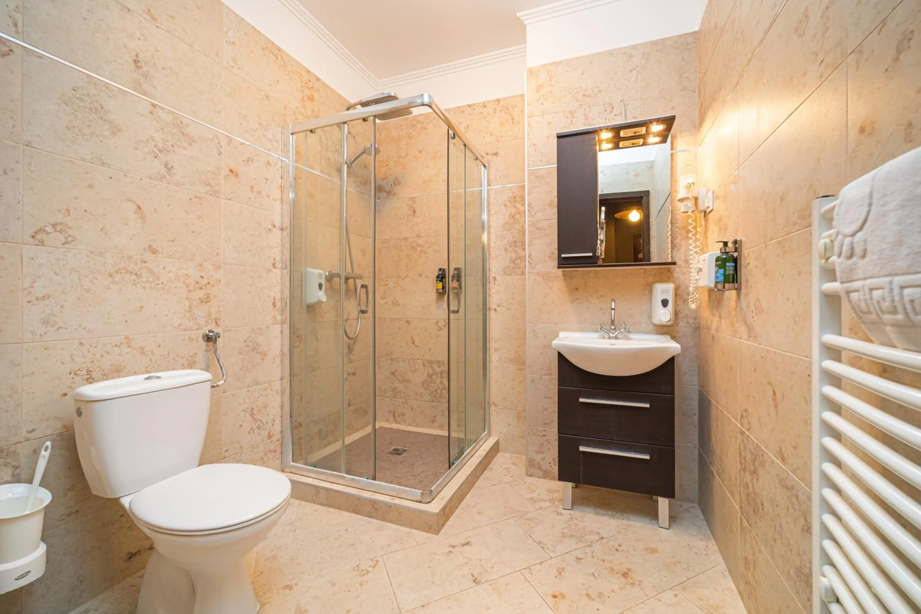 Bathroom in Komló Hotel Gyula