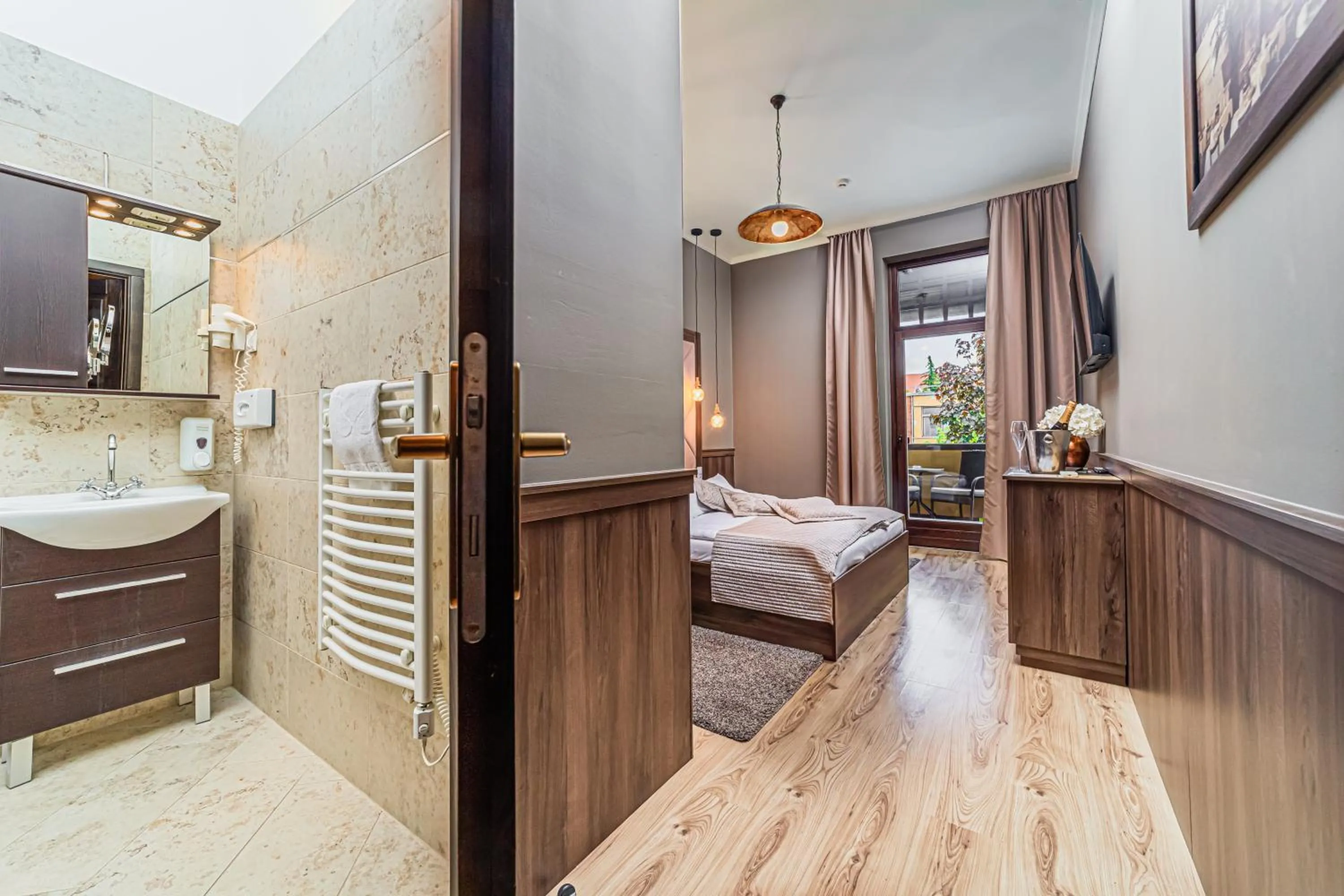 Bathroom, Bed in Komló Hotel Gyula