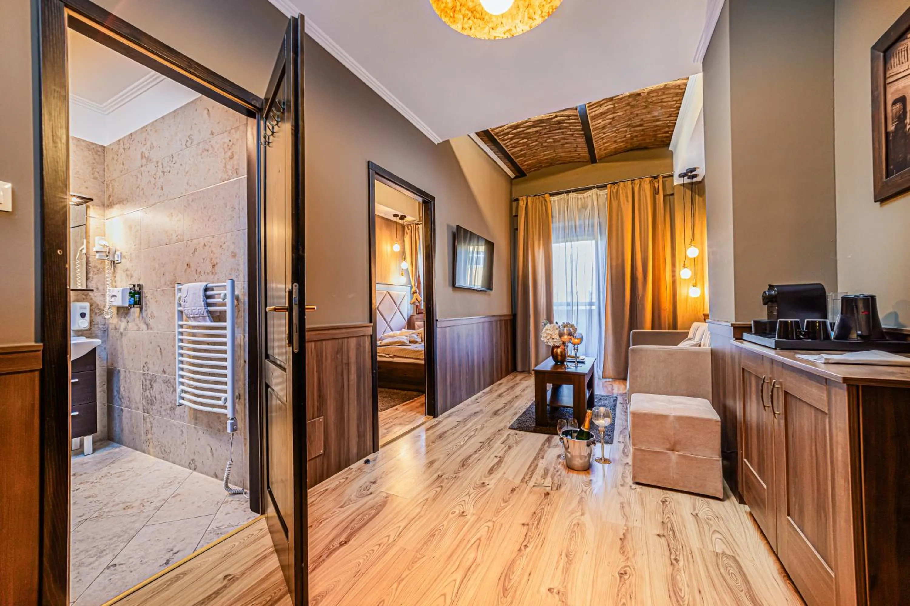 Living room, Bed in Komló Hotel Gyula