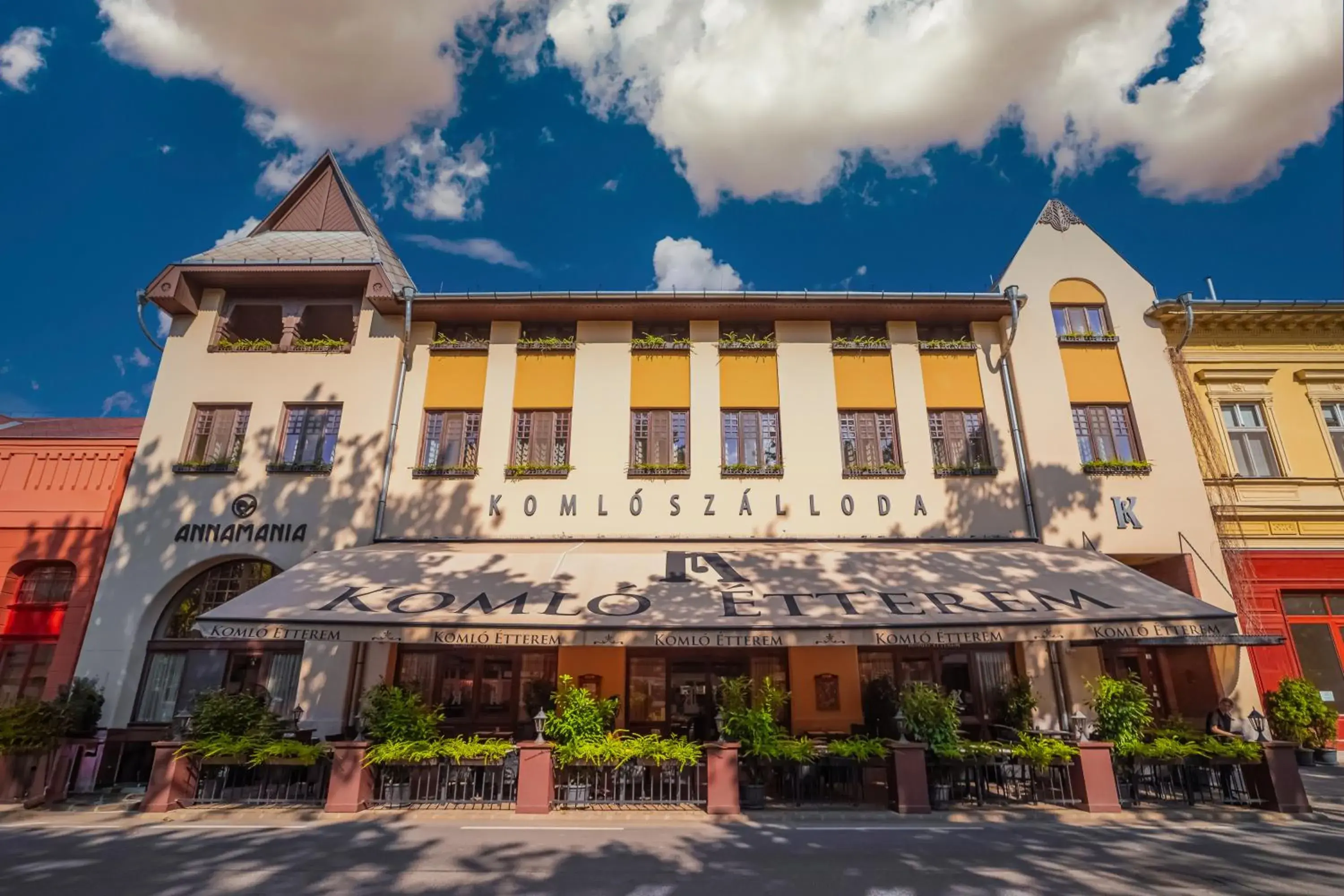 Property building in Komló Hotel Gyula Property building in Komló Hotel Gyula