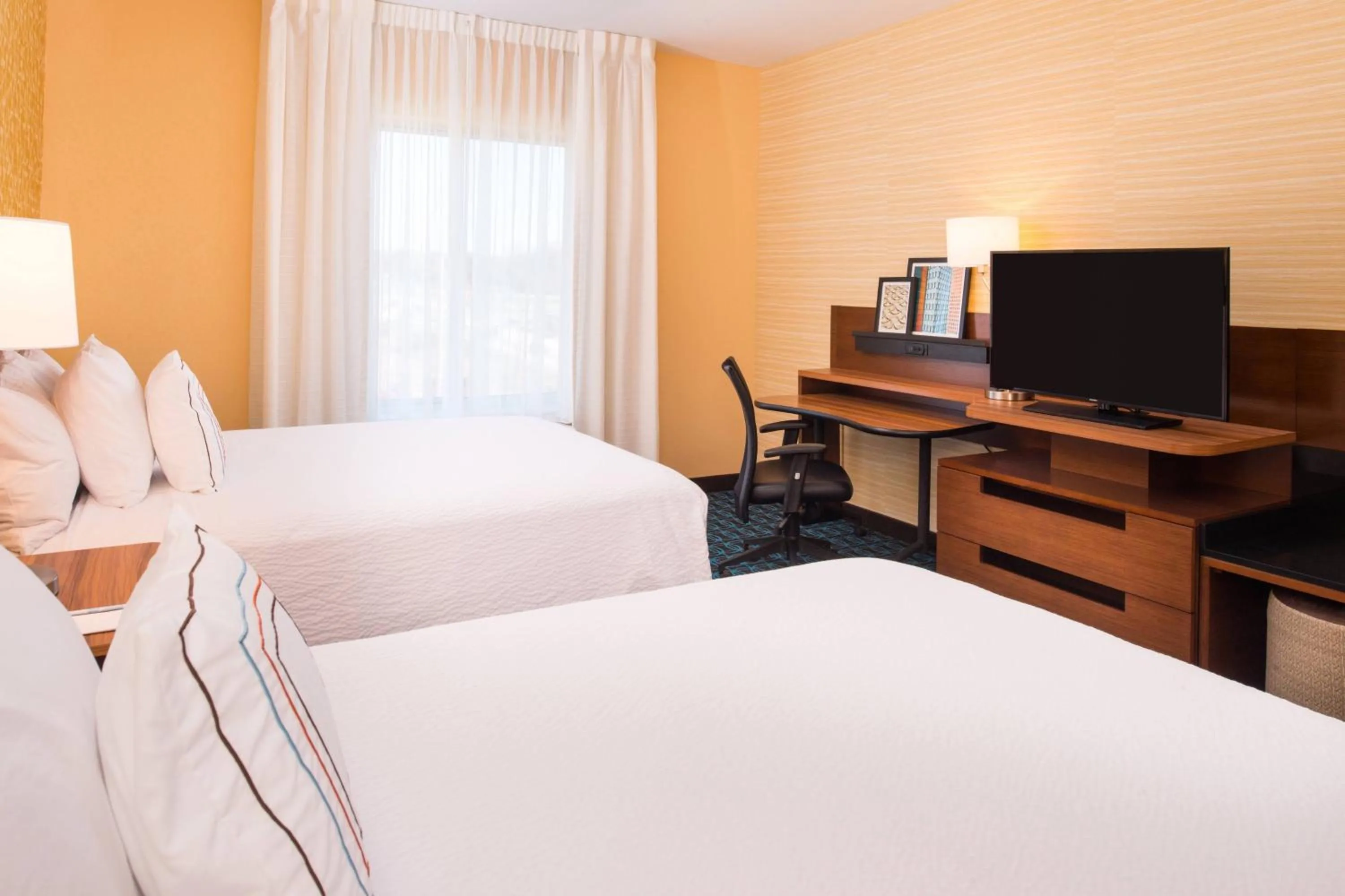 Photo of the whole room, Bed in Fairfield Inn & Suites by Marriott Akron Stow