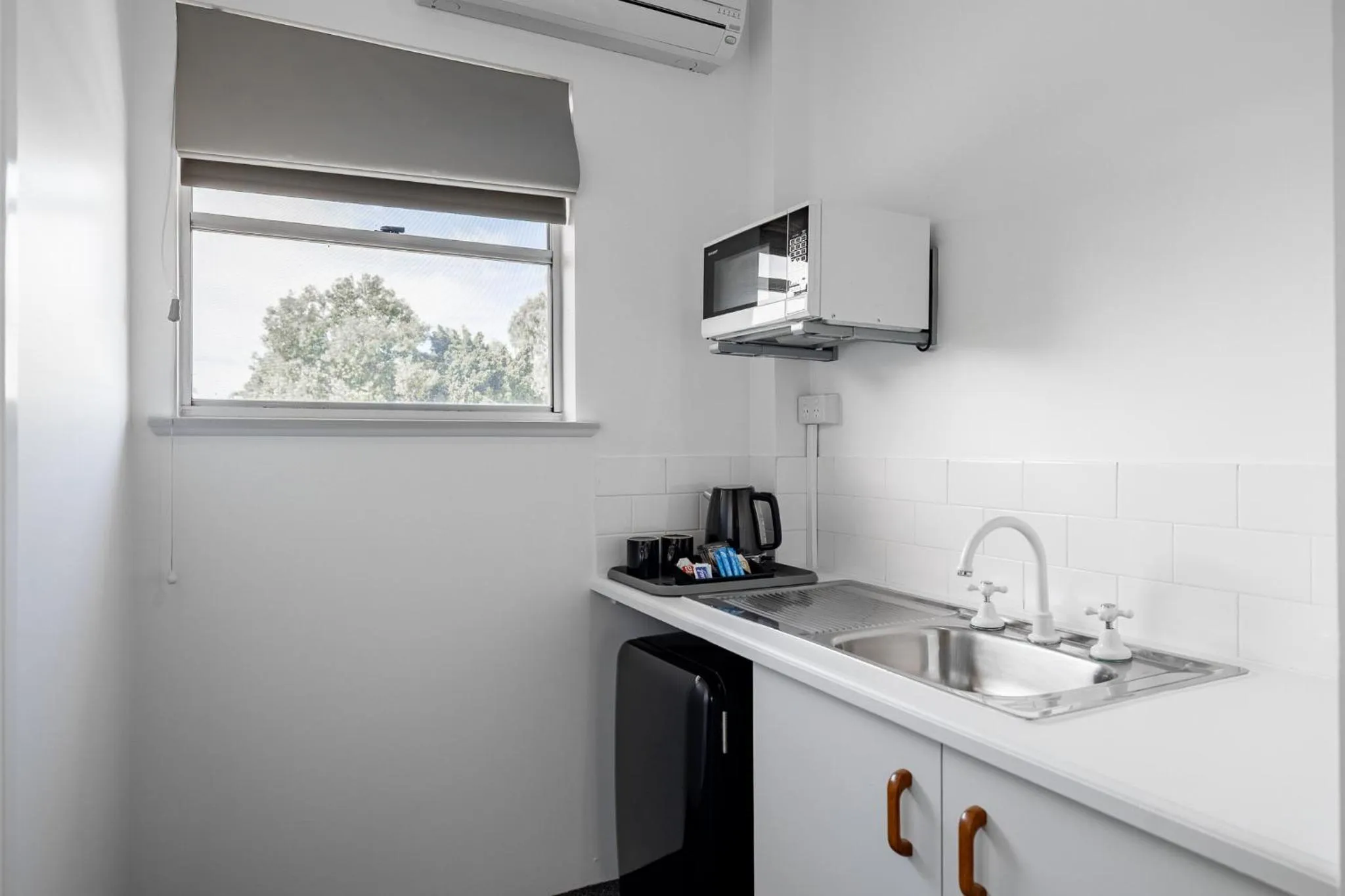 Kitchen or kitchenette in Maraboon Motor Inn