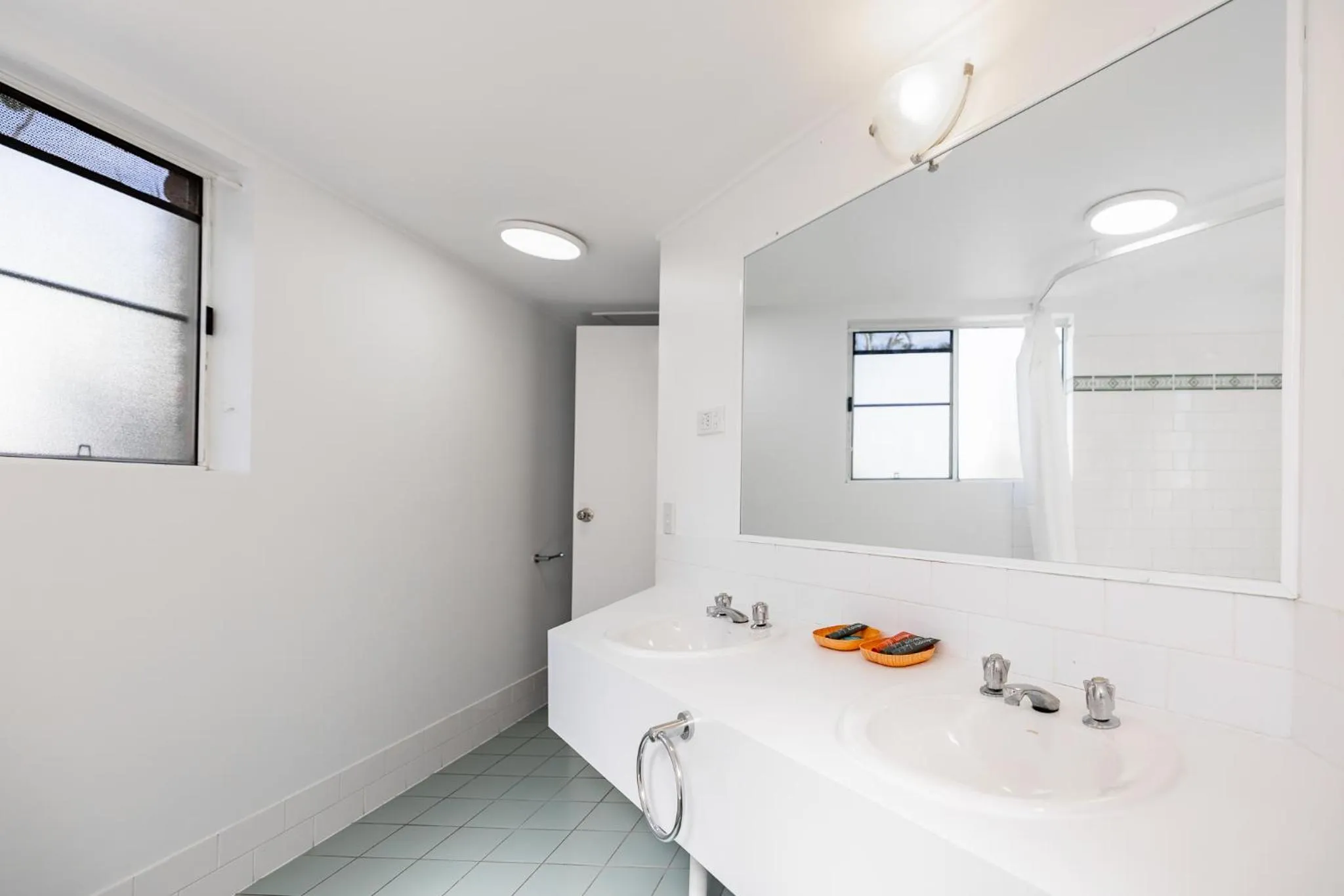 Bathroom in Maraboon Motor Inn