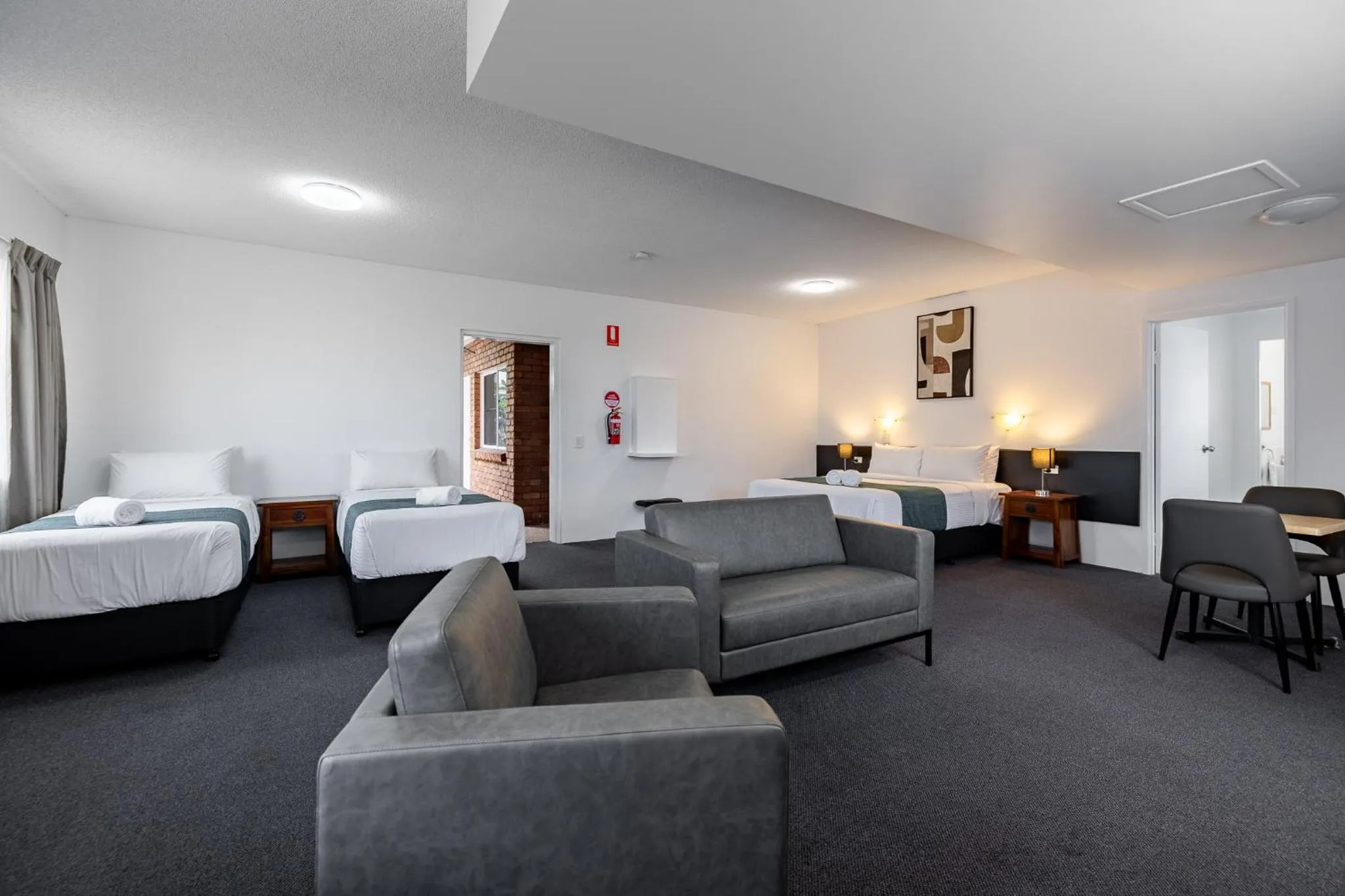 Living room, Bed in Maraboon Motor Inn