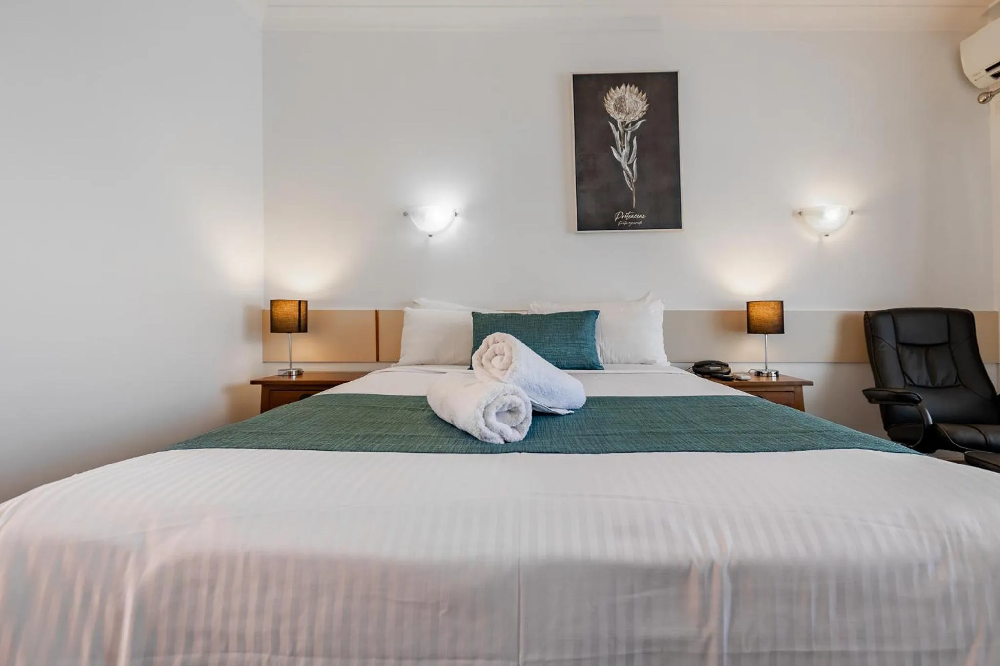 Bed in Maraboon Motor Inn