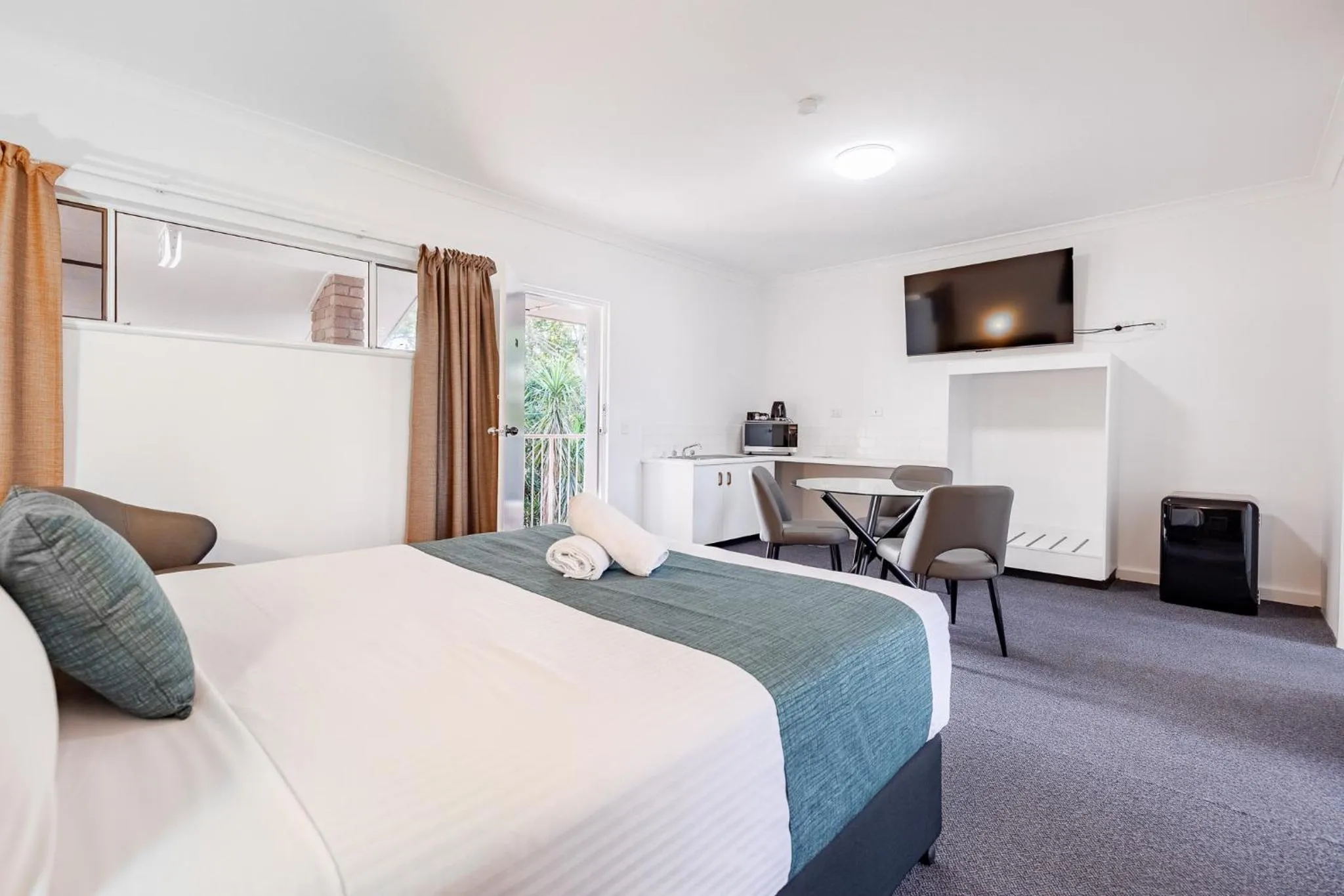 Bedroom, Bed in Maraboon Motor Inn