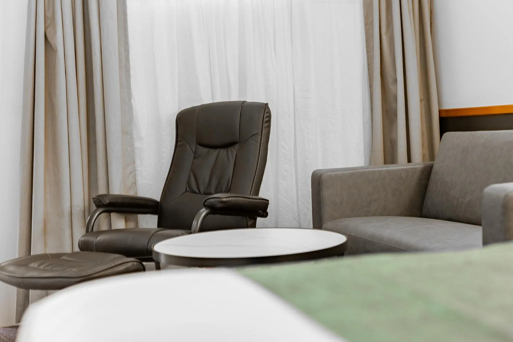 Seating area in Maraboon Motor Inn