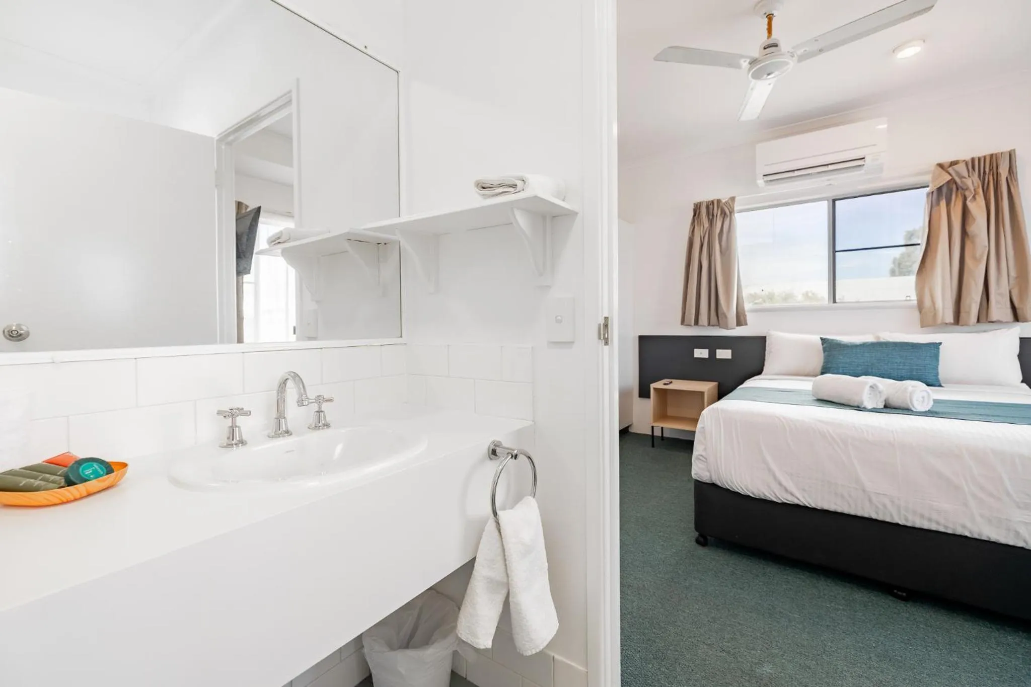 Bathroom, Bed in Maraboon Motor Inn